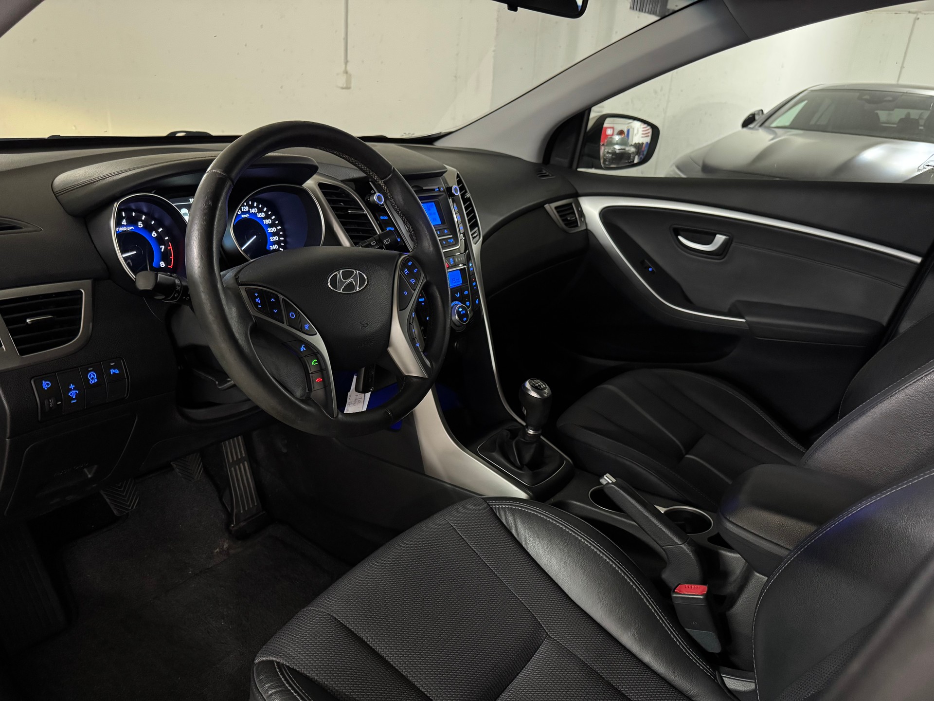 HYUNDAI i30 1.6 GDI Premium 1-Hand-image-8