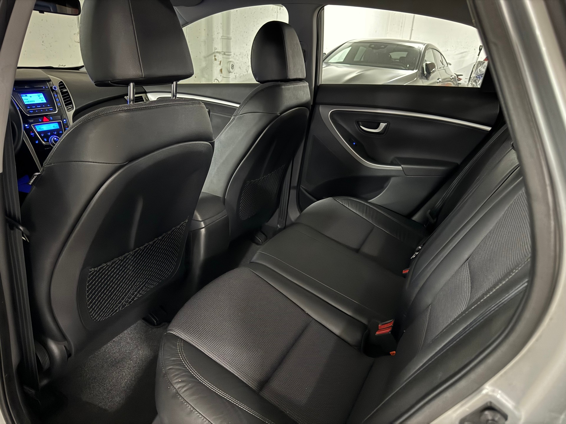 HYUNDAI i30 1.6 GDI Premium 1-Hand-image-13