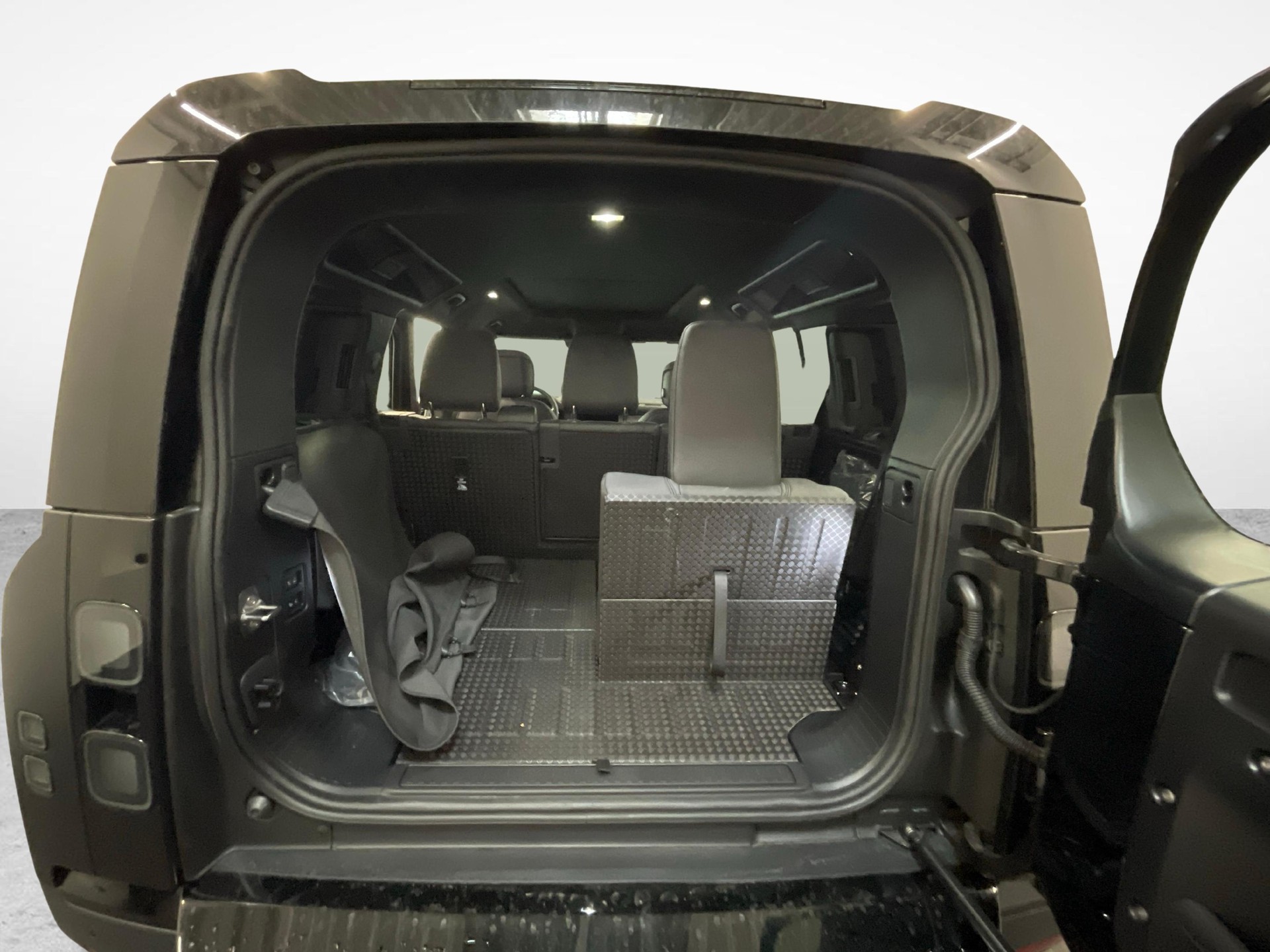 LAND ROVER Defender 110 3.0 D I6 250 S-image-11