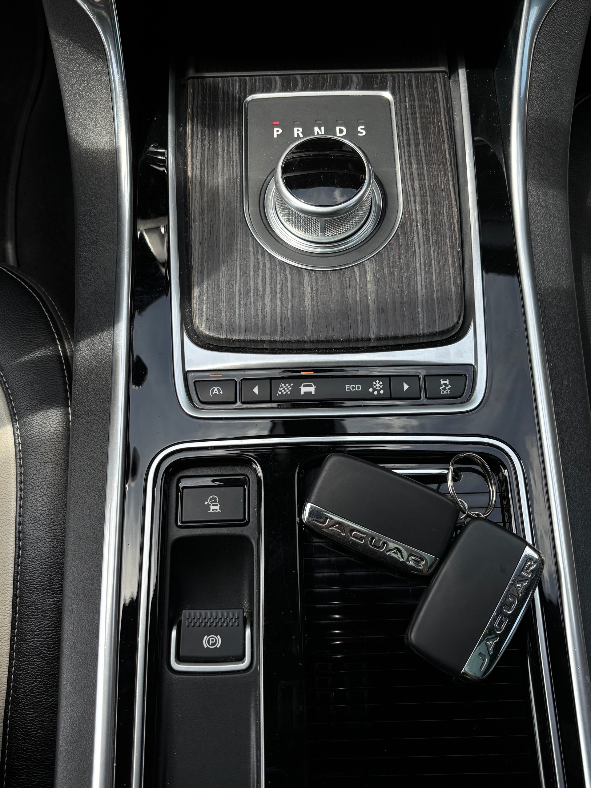 JAGUAR XF 30d R-Sport Automatic-image-8