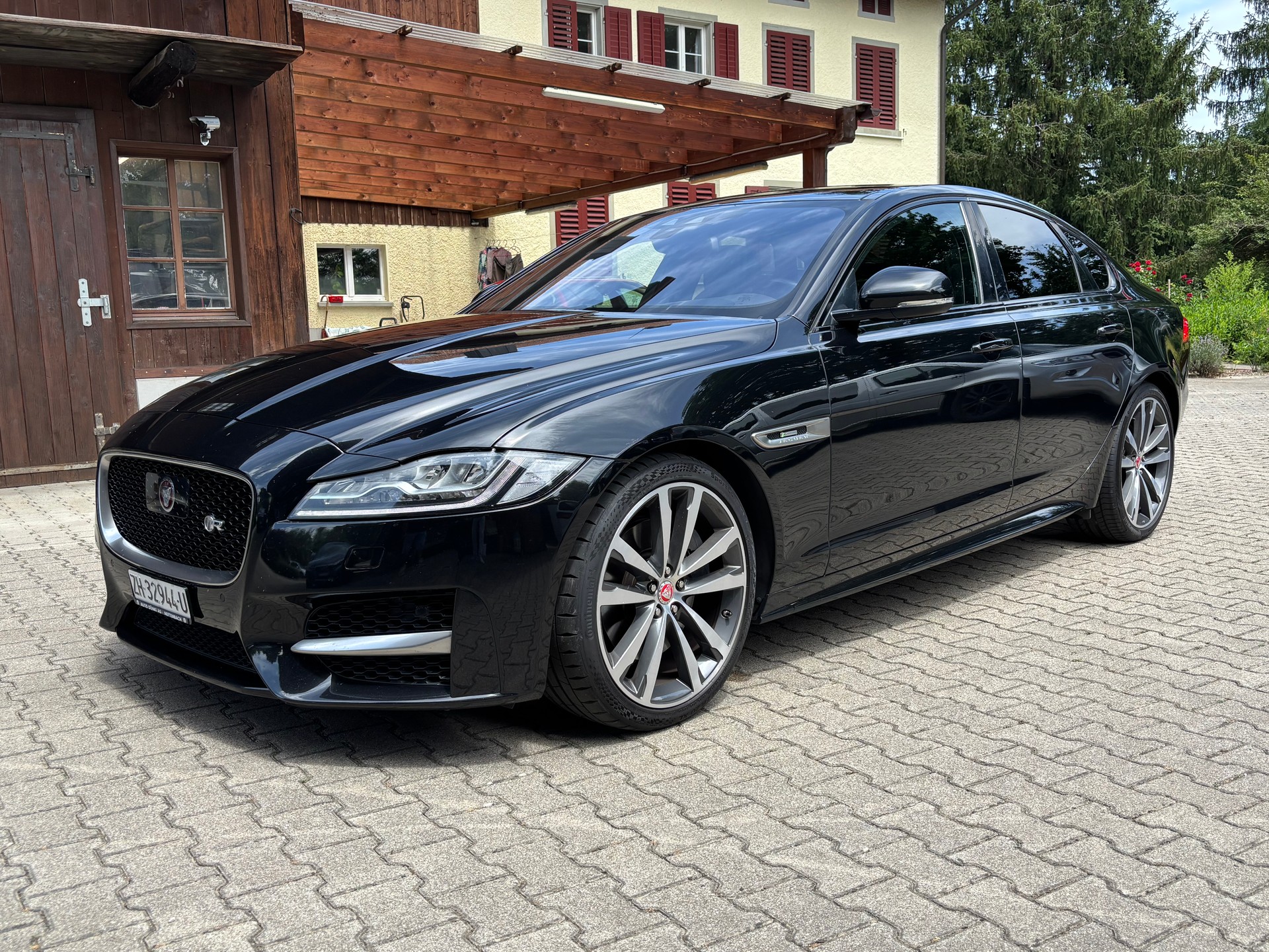 JAGUAR XF 30d R-Sport Automatic-image-0