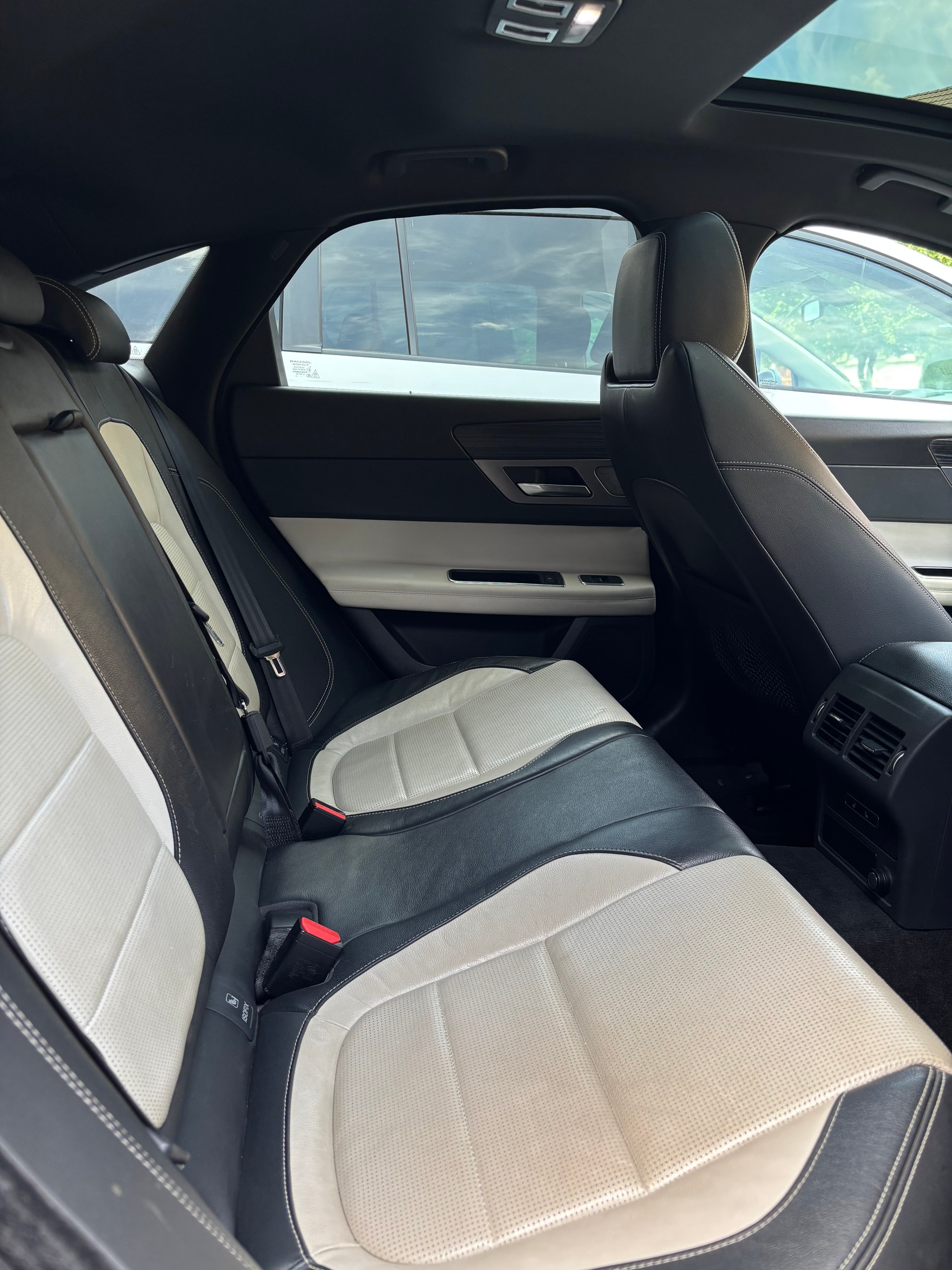 JAGUAR XF 30d R-Sport Automatic-image-14