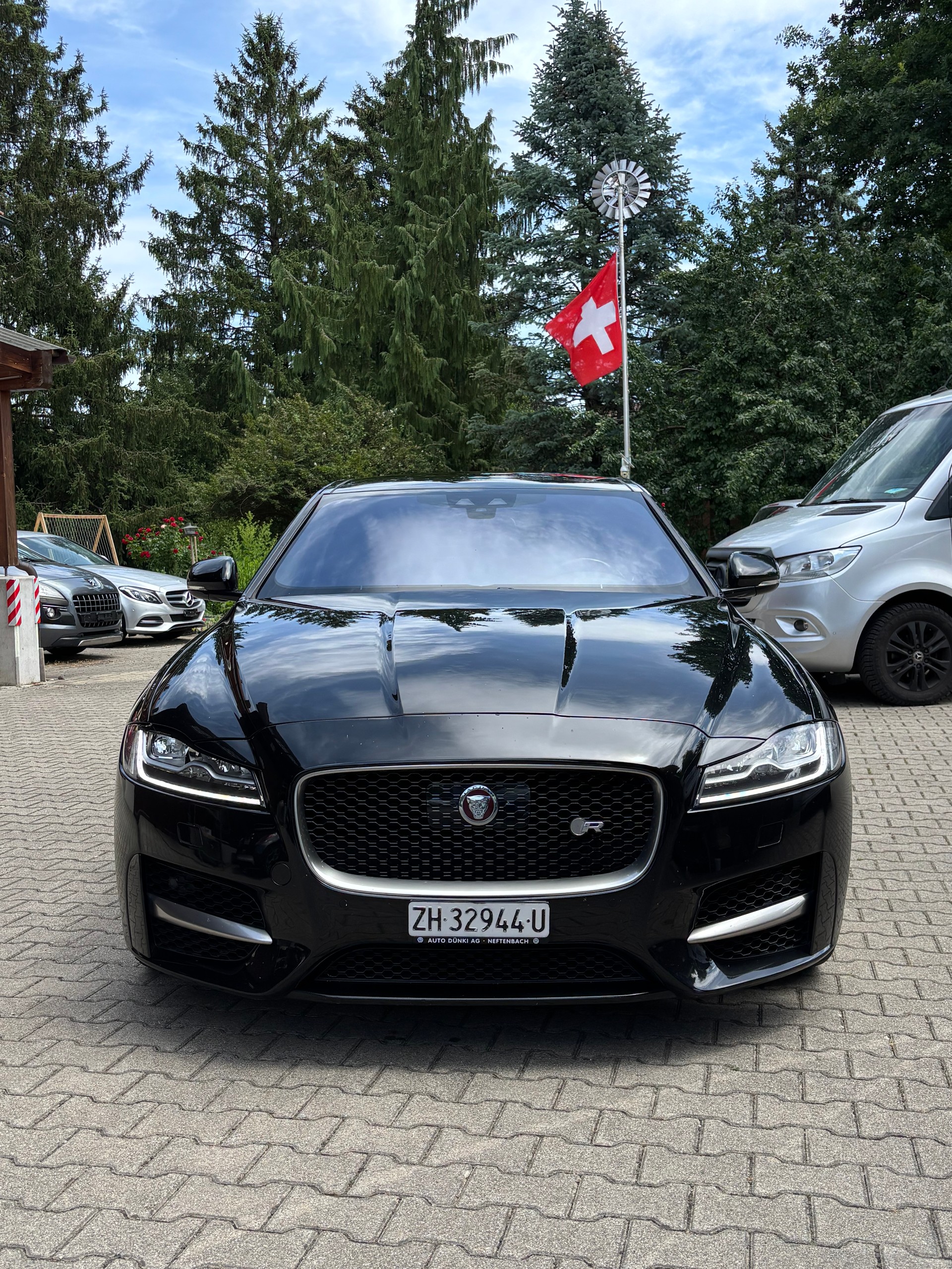 JAGUAR XF 30d R-Sport Automatic-image-1
