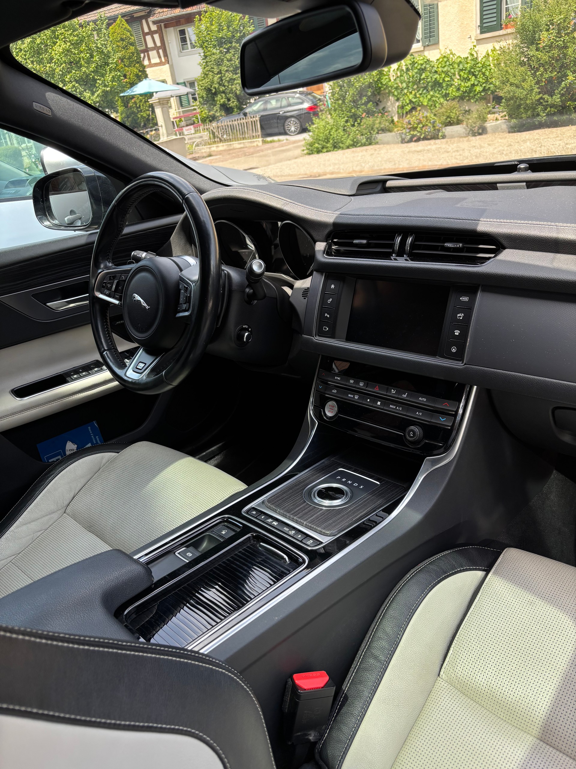 JAGUAR XF 30d R-Sport Automatic-image-6