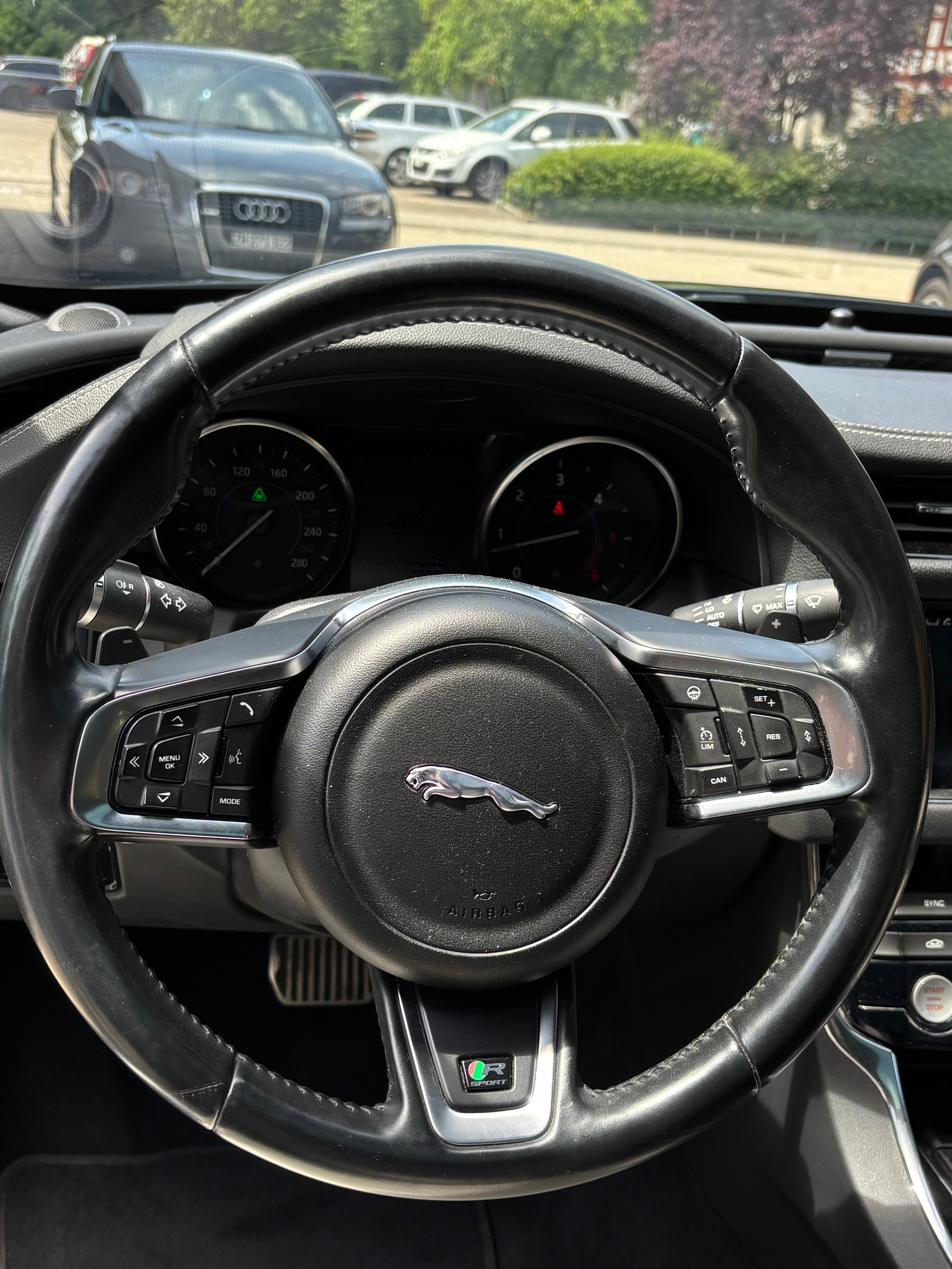 JAGUAR XF 30d R-Sport Automatic-image-10