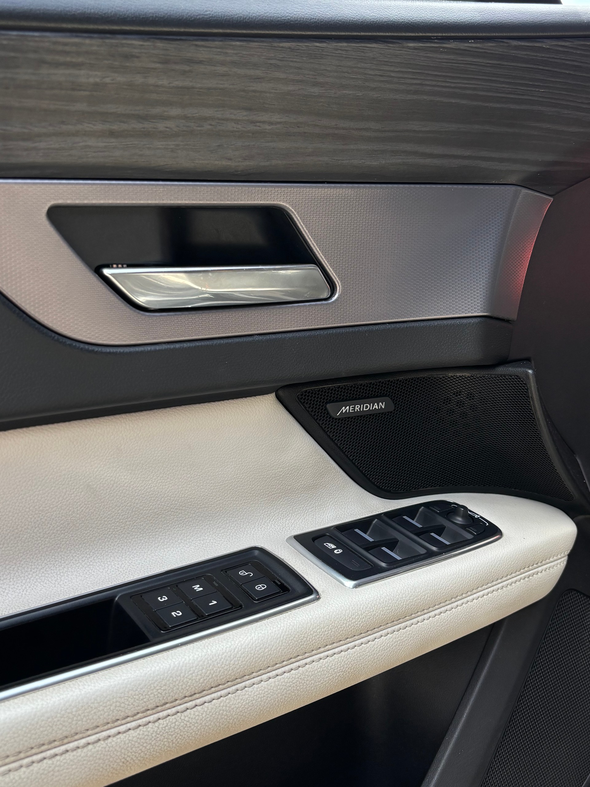 JAGUAR XF 30d R-Sport Automatic-image-12