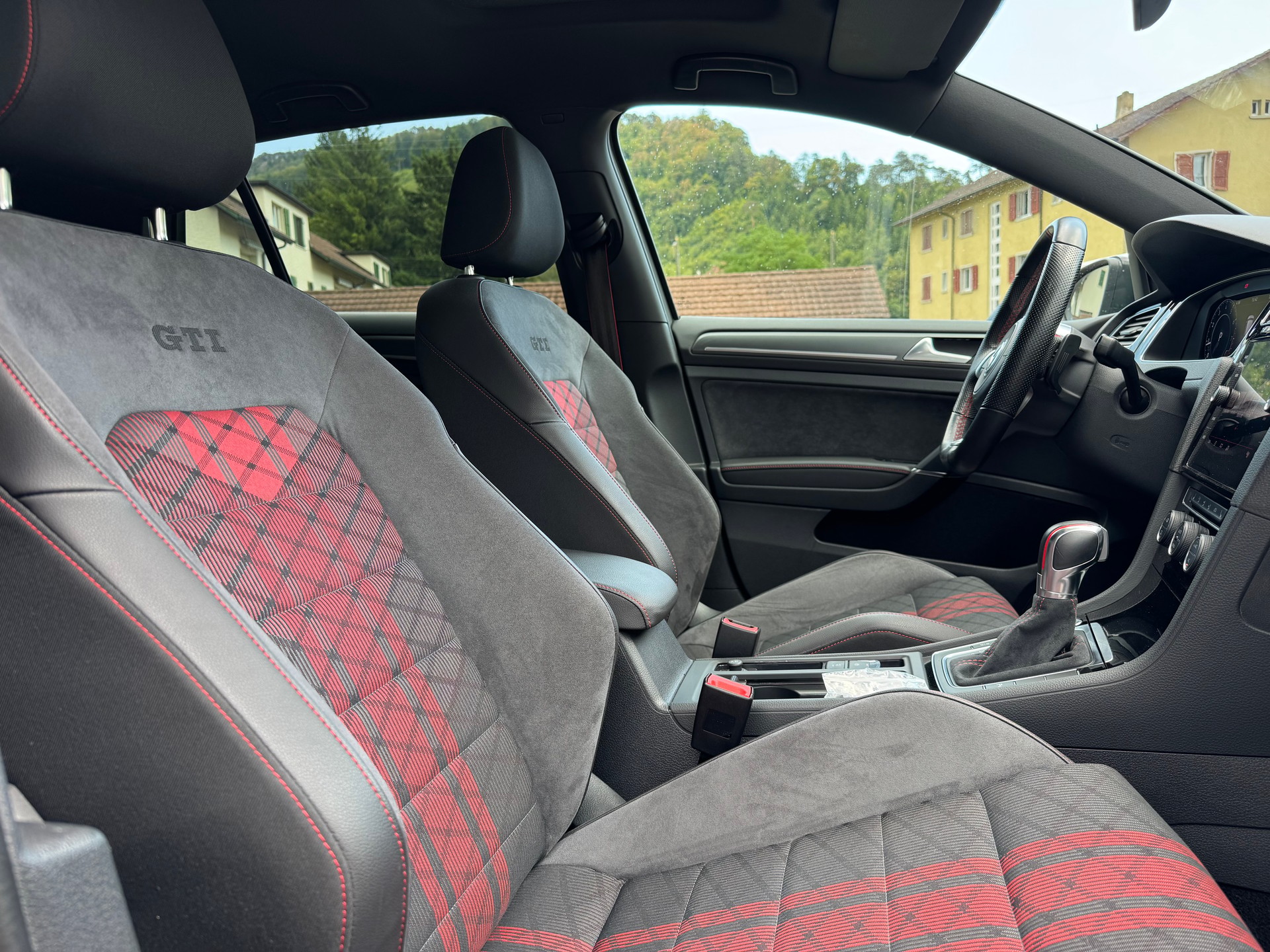 VW Golf 2.0 TSI GTI TCR DSG-image-10