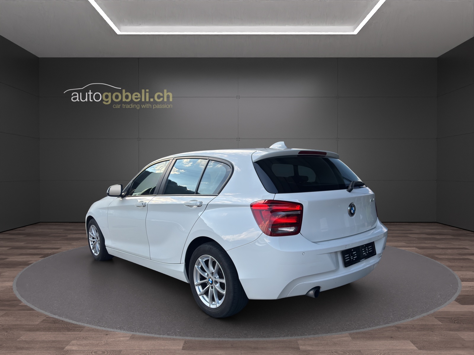 BMW 116i-showroom-element-1