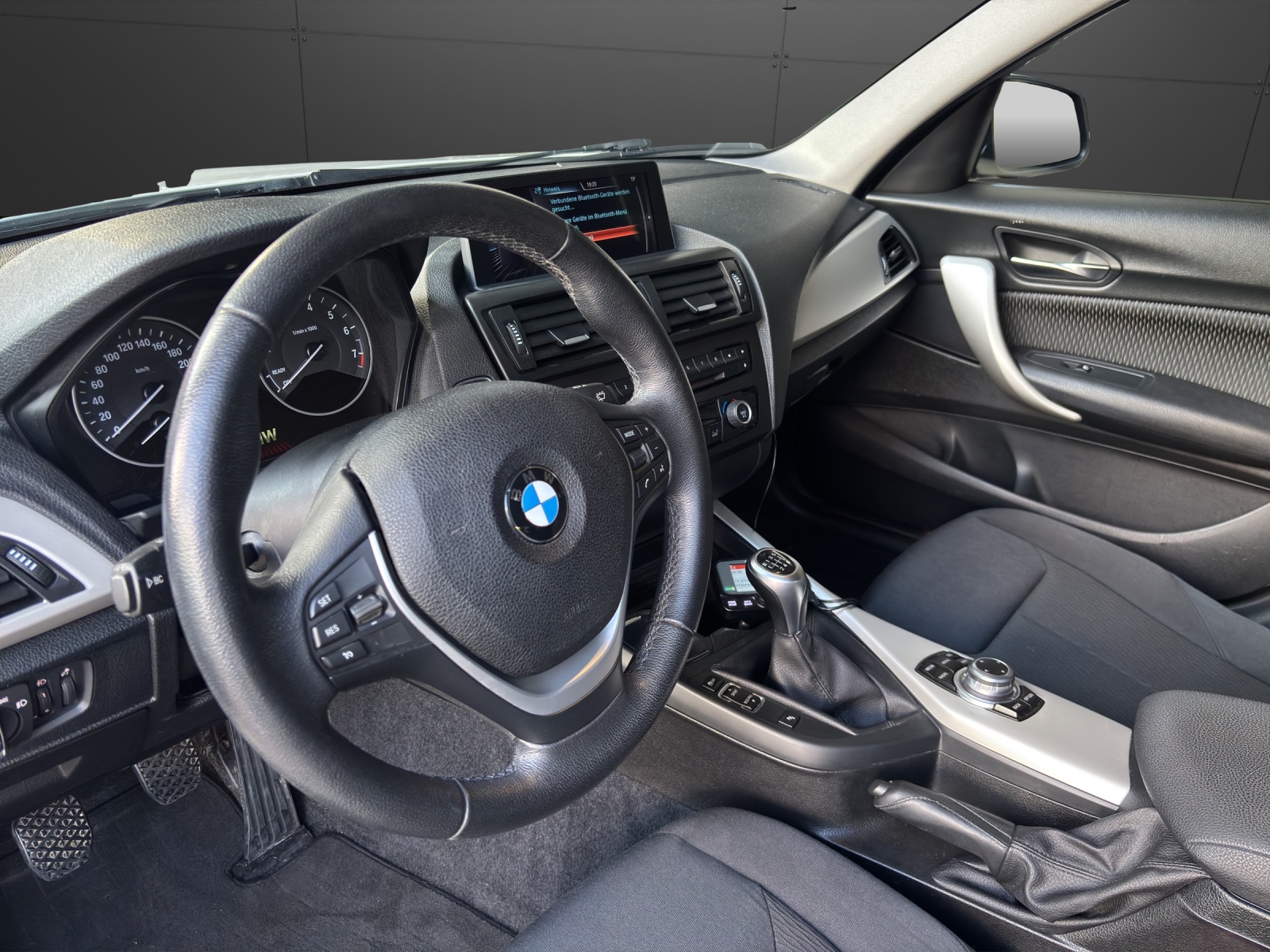 BMW 116i-showroom-element-3
