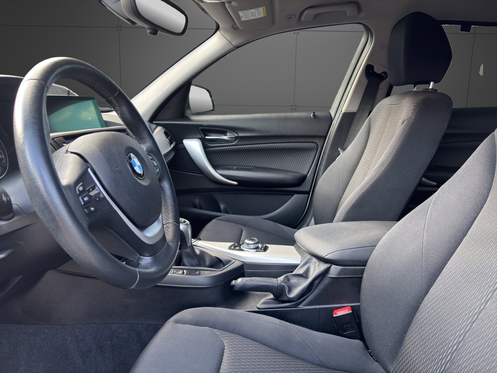 BMW 116i-showroom-element-2