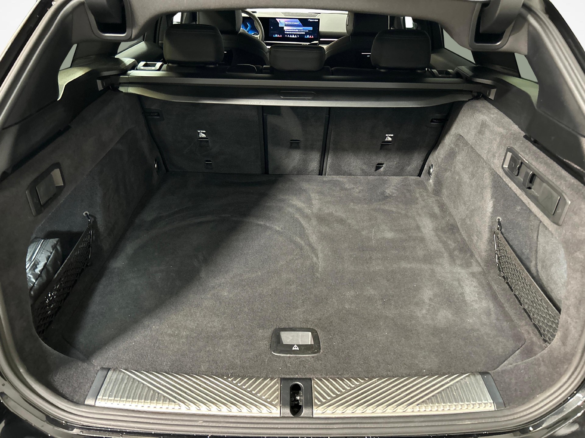 BMW 520d xDrive Touring-image-12