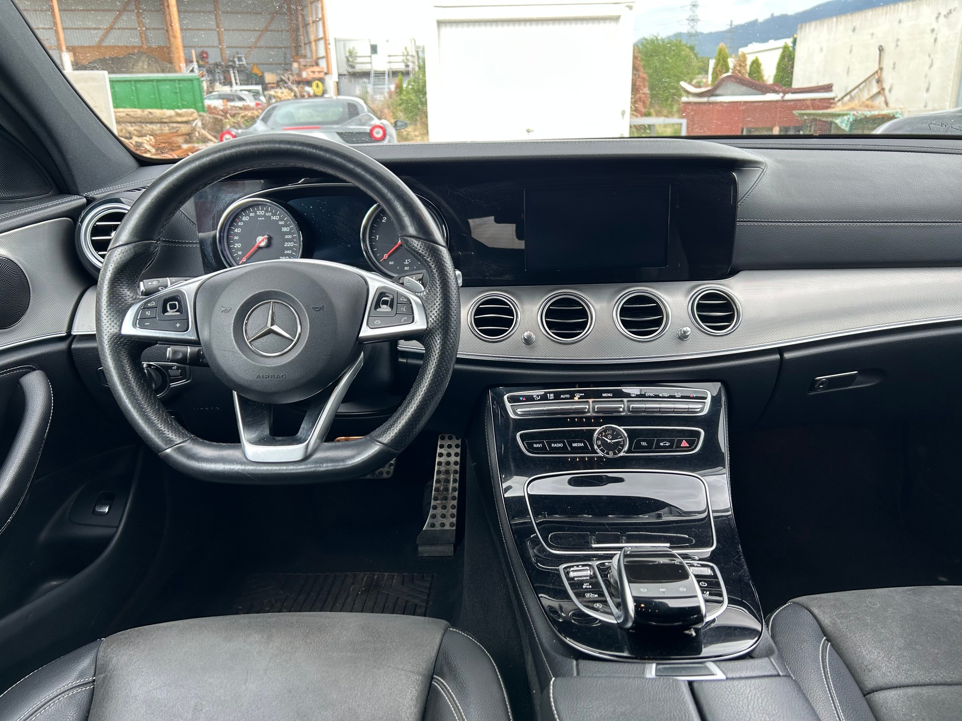 MERCEDES-BENZ E 220 d AMG Line 9G-Tronic-image-9