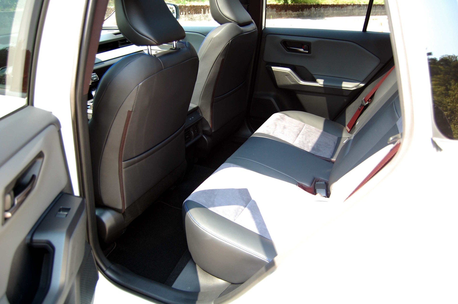 SUZUKI Across 2.5 Plug-in-Hybrid Compact Top E-CVT-image-18