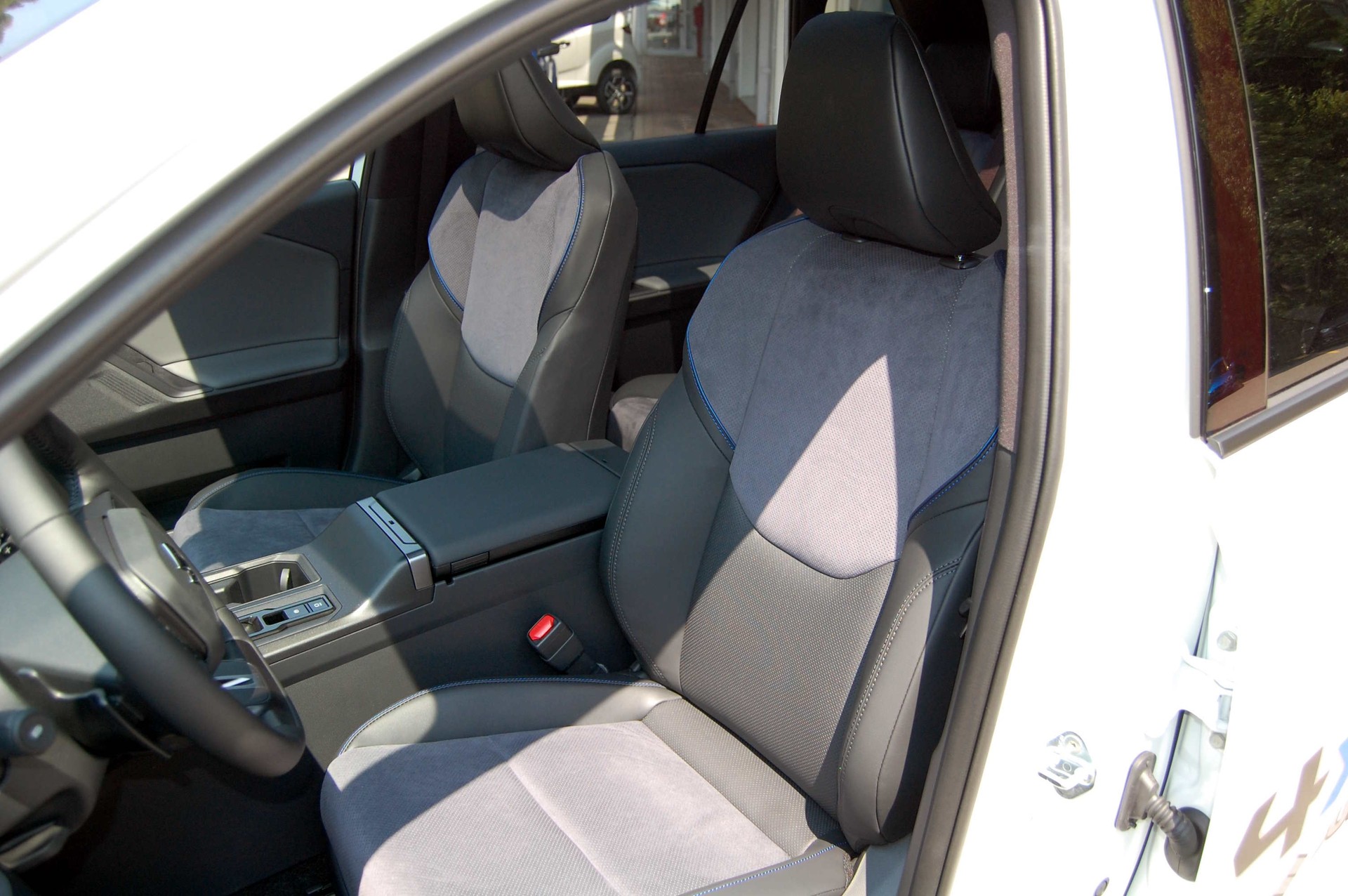 SUZUKI Across 2.5 Plug-in-Hybrid Compact Top E-CVT-image-17
