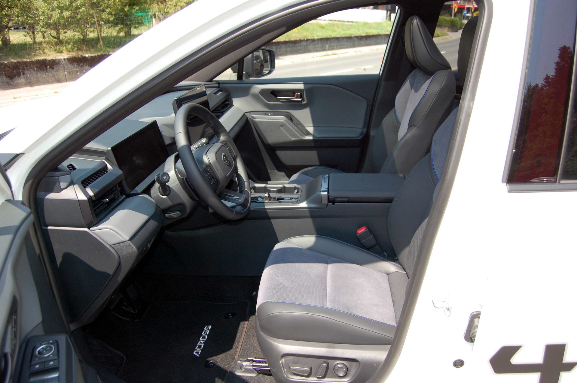 SUZUKI Across 2.5 Plug-in-Hybrid Compact Top E-CVT-image-16