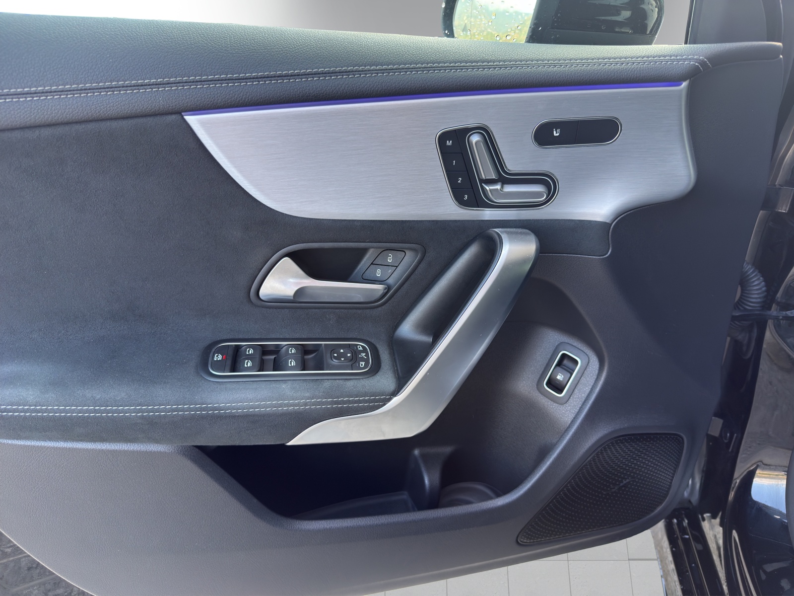 MERCEDES-BENZ A 250e AMG Line-image-7