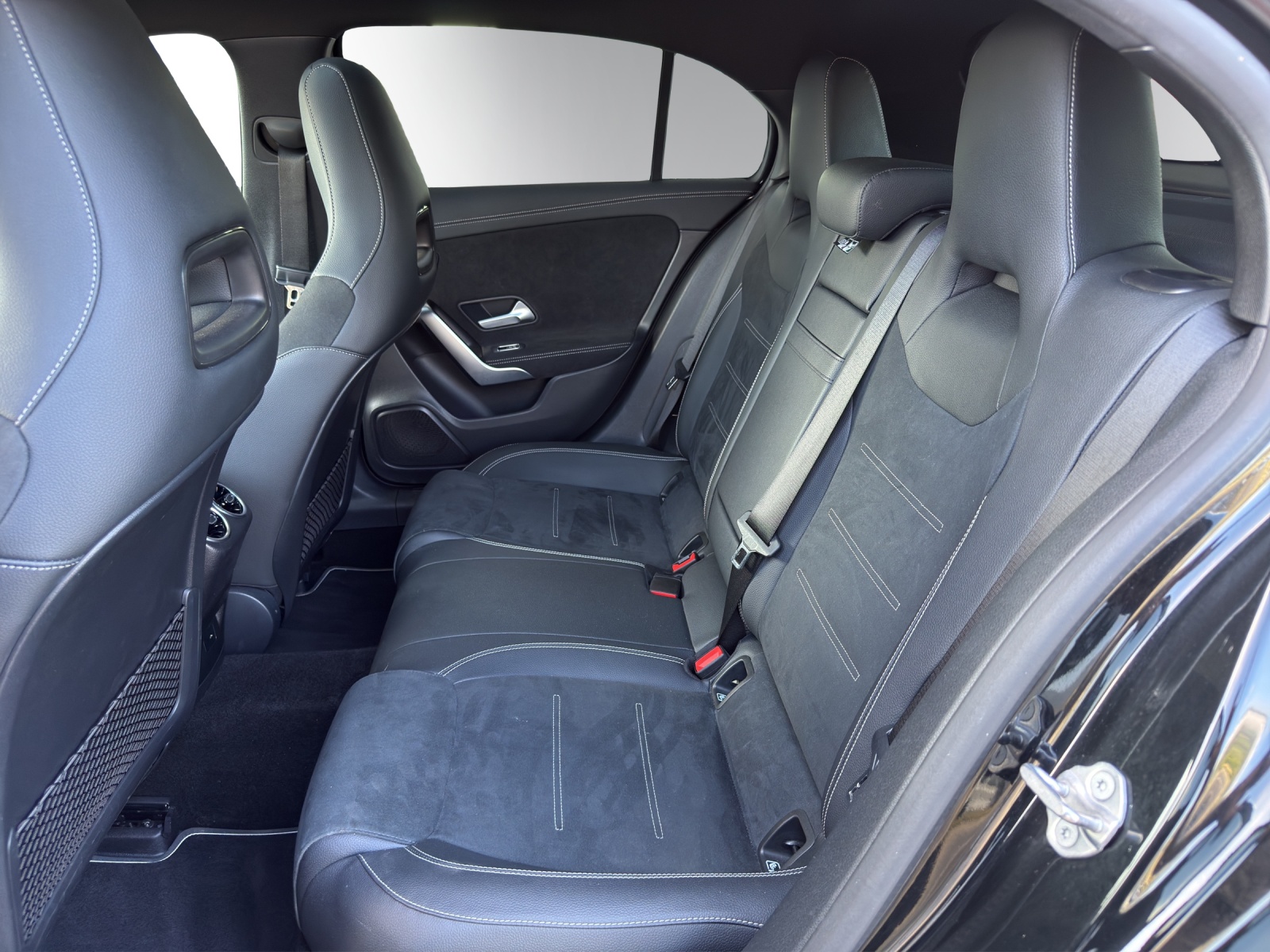 MERCEDES-BENZ A 250e AMG Line-image-10
