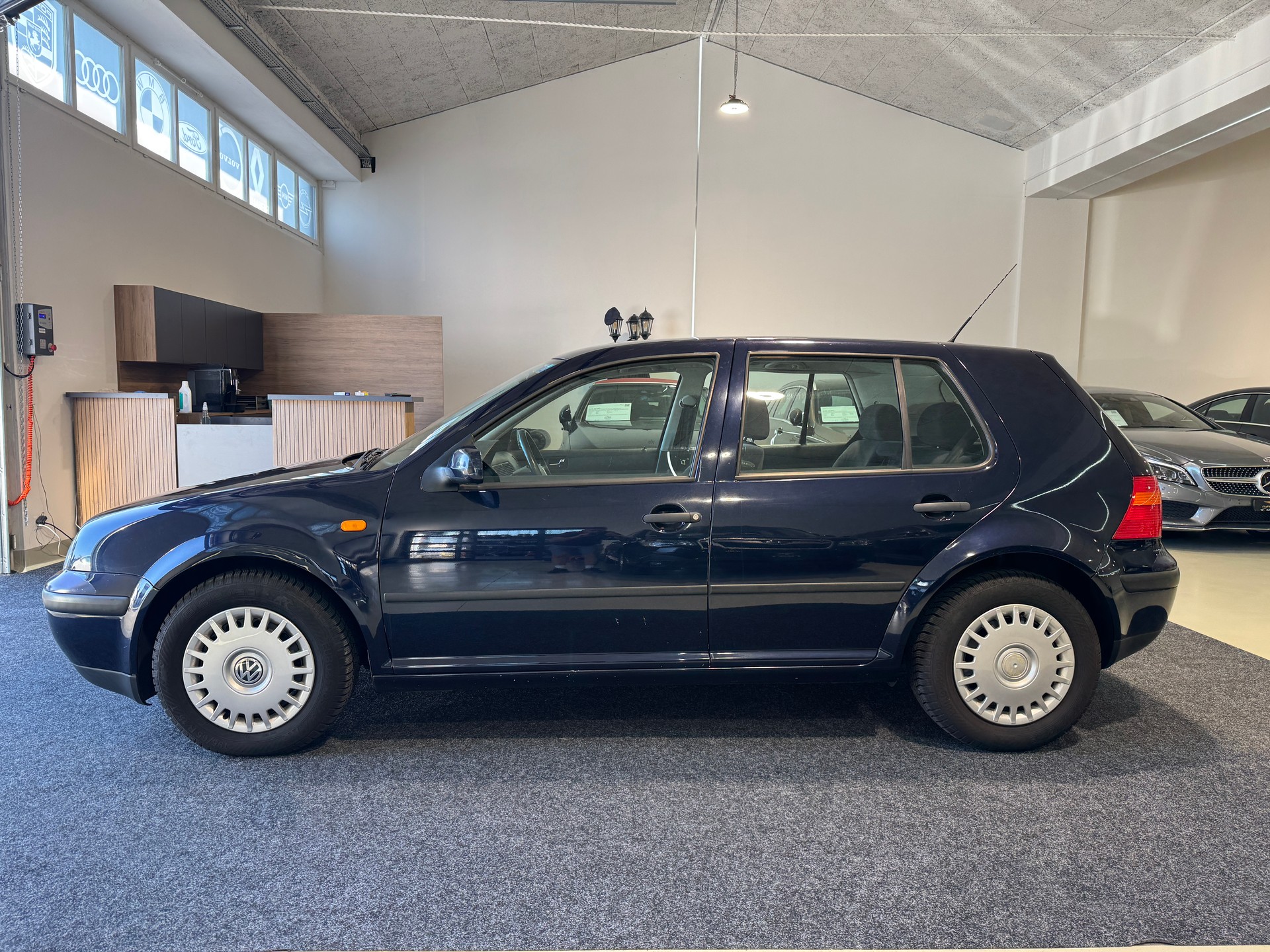 VW Golf 1.8 Comfortline-showroom-element-3