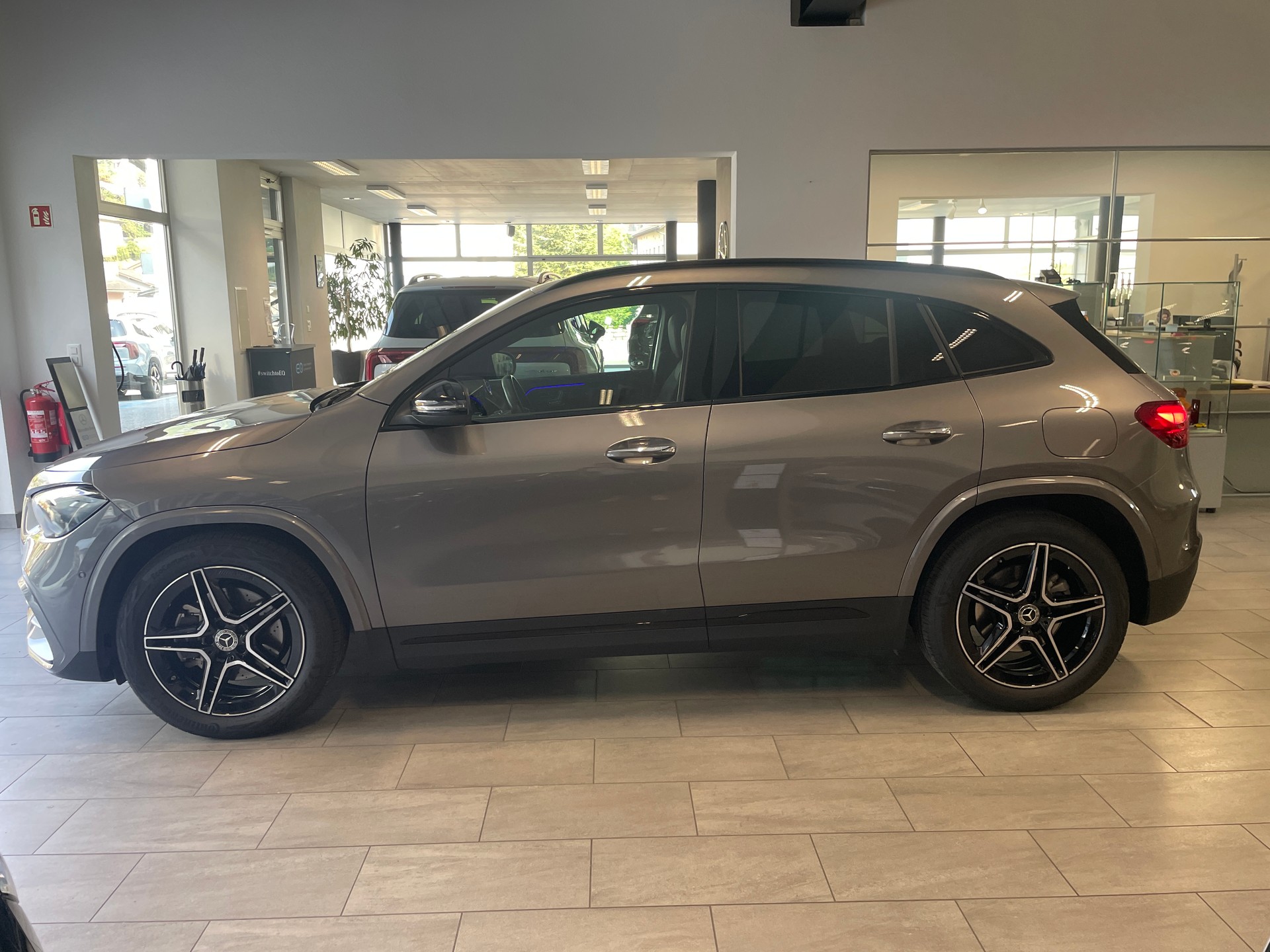 MERCEDES-BENZ GLA 220 4Matic 8G-DCT AMG Line-image-3