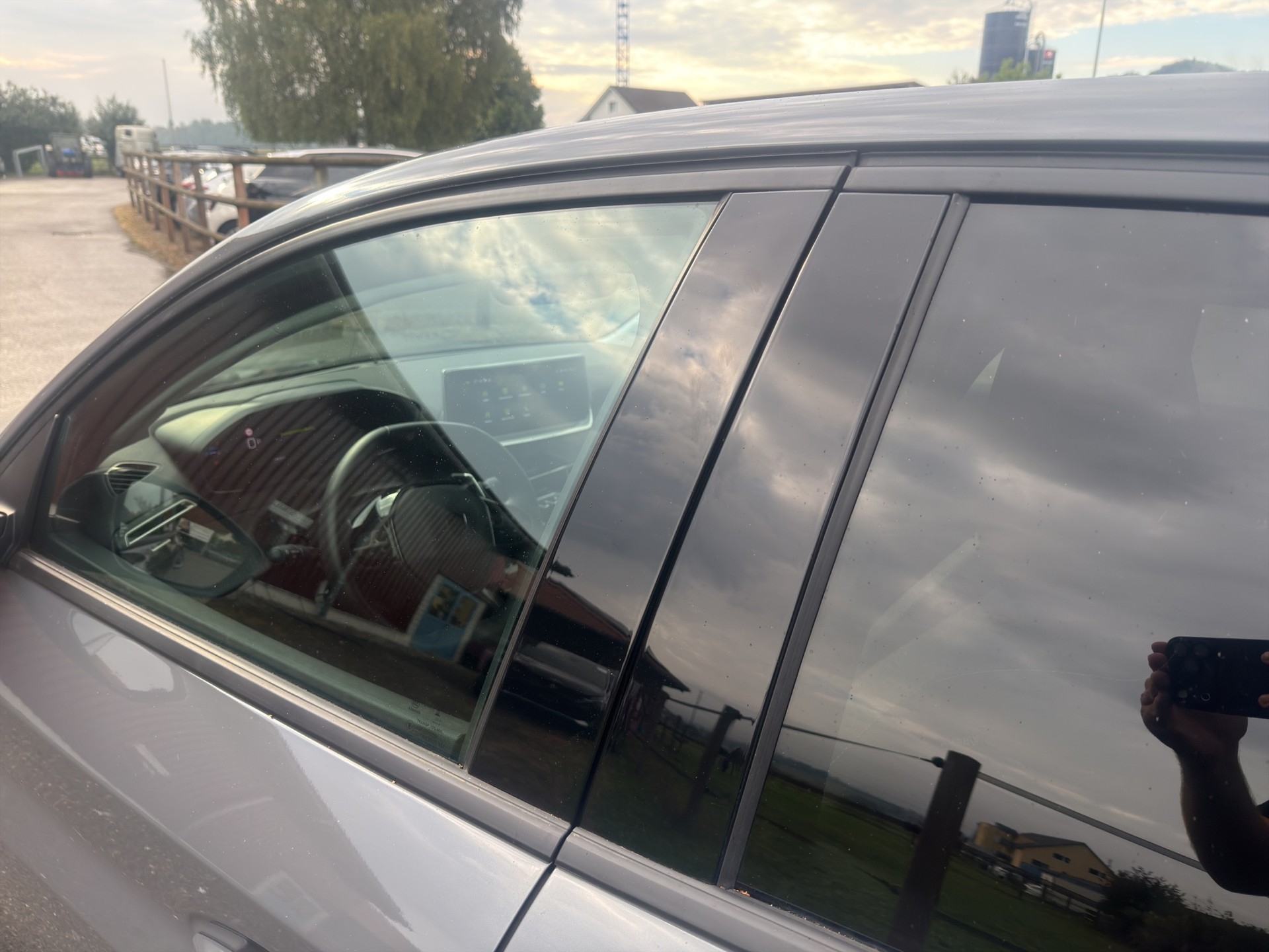 PEUGEOT 208 1.2 Hybrid Allure-image-29