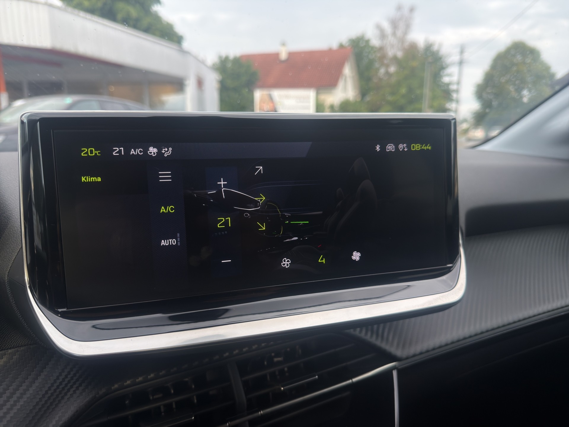 PEUGEOT 208 1.2 Hybrid Allure-image-41