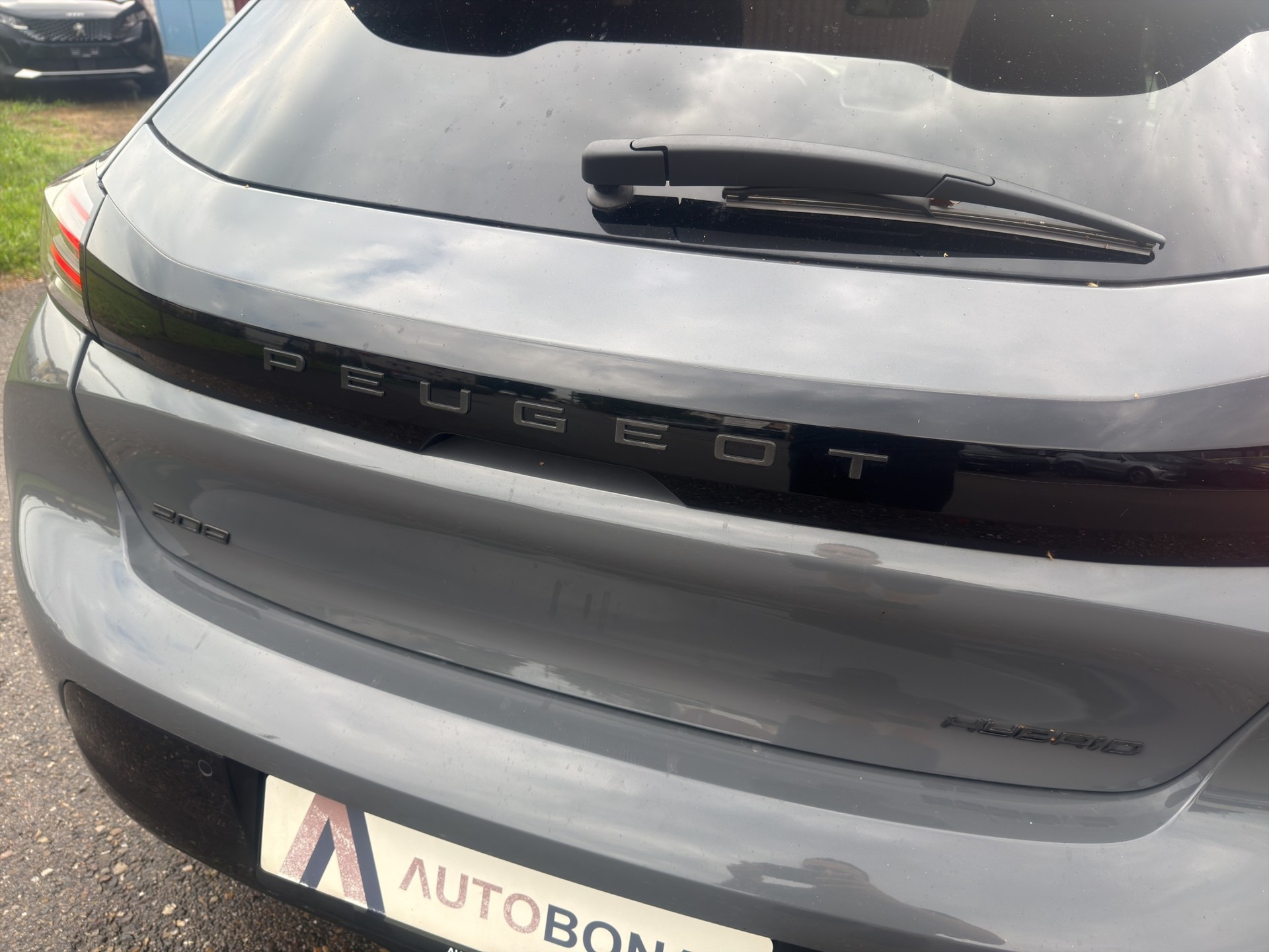 PEUGEOT 208 1.2 Hybrid Allure-image-31