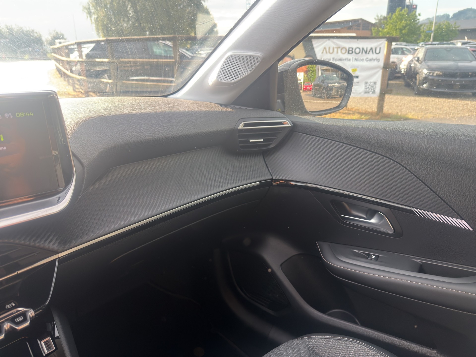 PEUGEOT 208 1.2 Hybrid Allure-image-37
