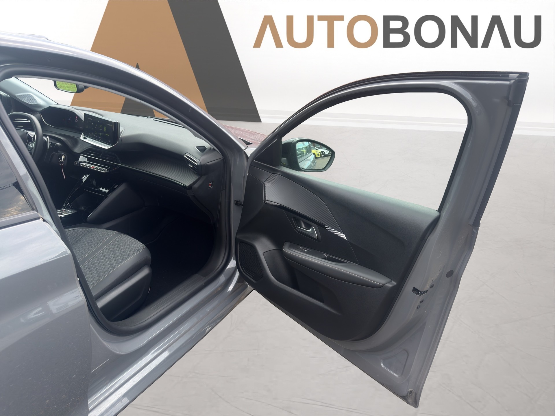 PEUGEOT 208 1.2 Hybrid Allure-image-13