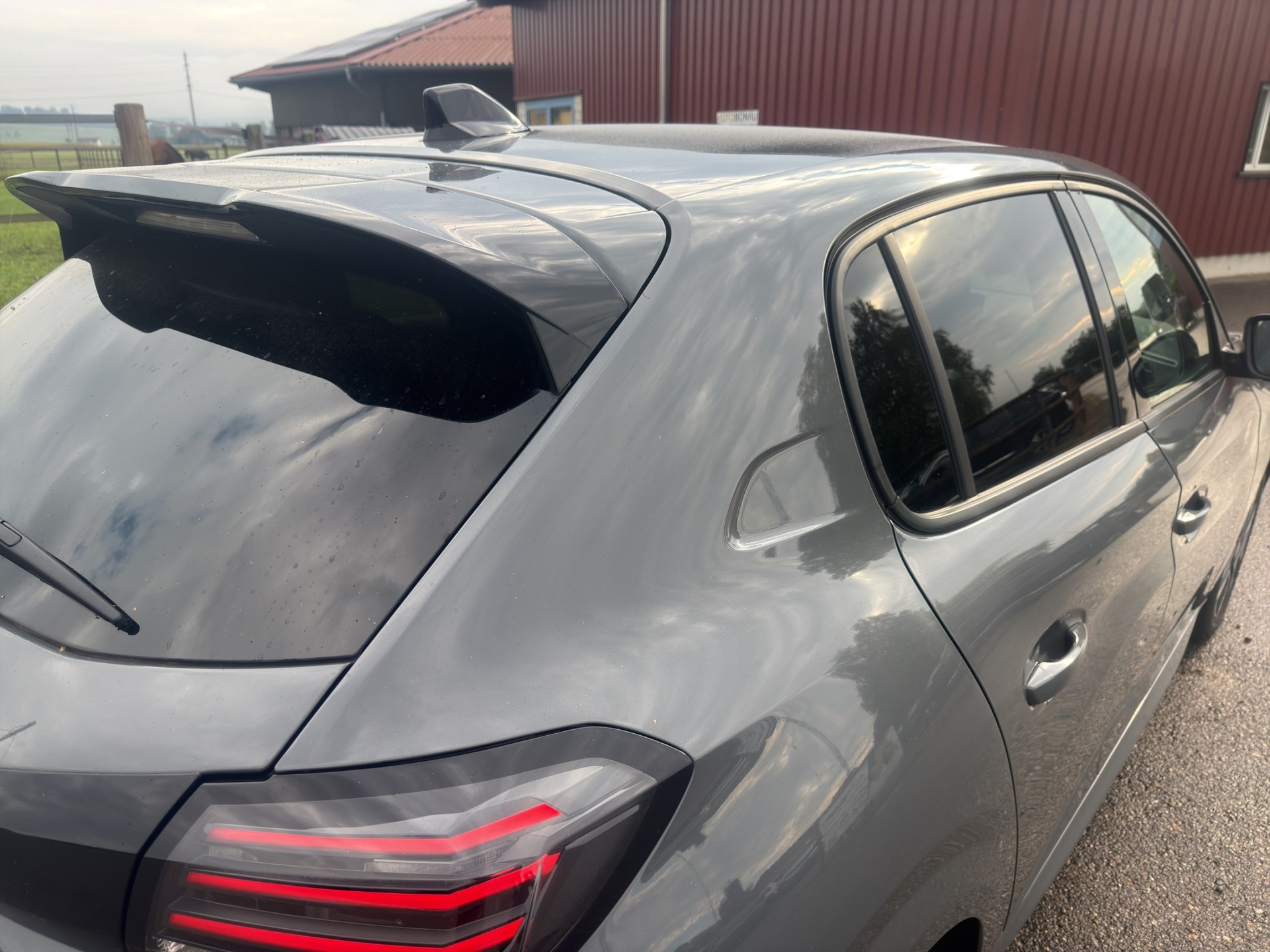 PEUGEOT 208 1.2 Hybrid Allure-image-32