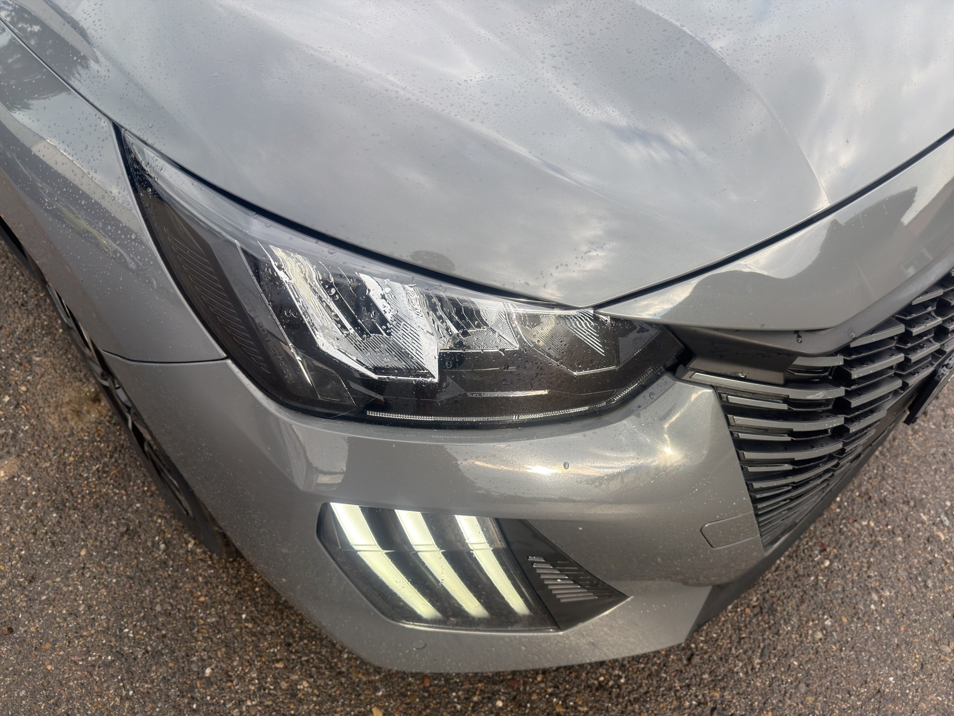 PEUGEOT 208 1.2 Hybrid Allure-image-33