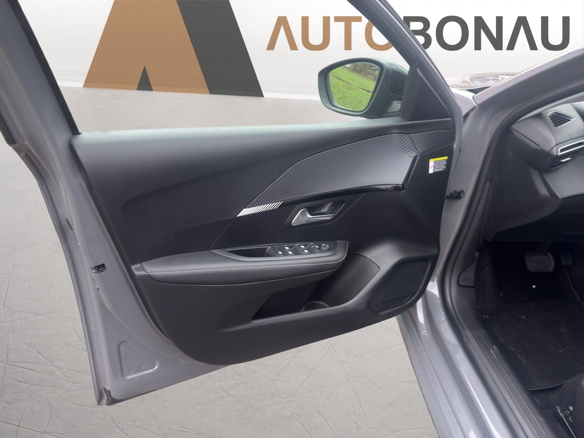 PEUGEOT 208 1.2 Hybrid Allure-image-10