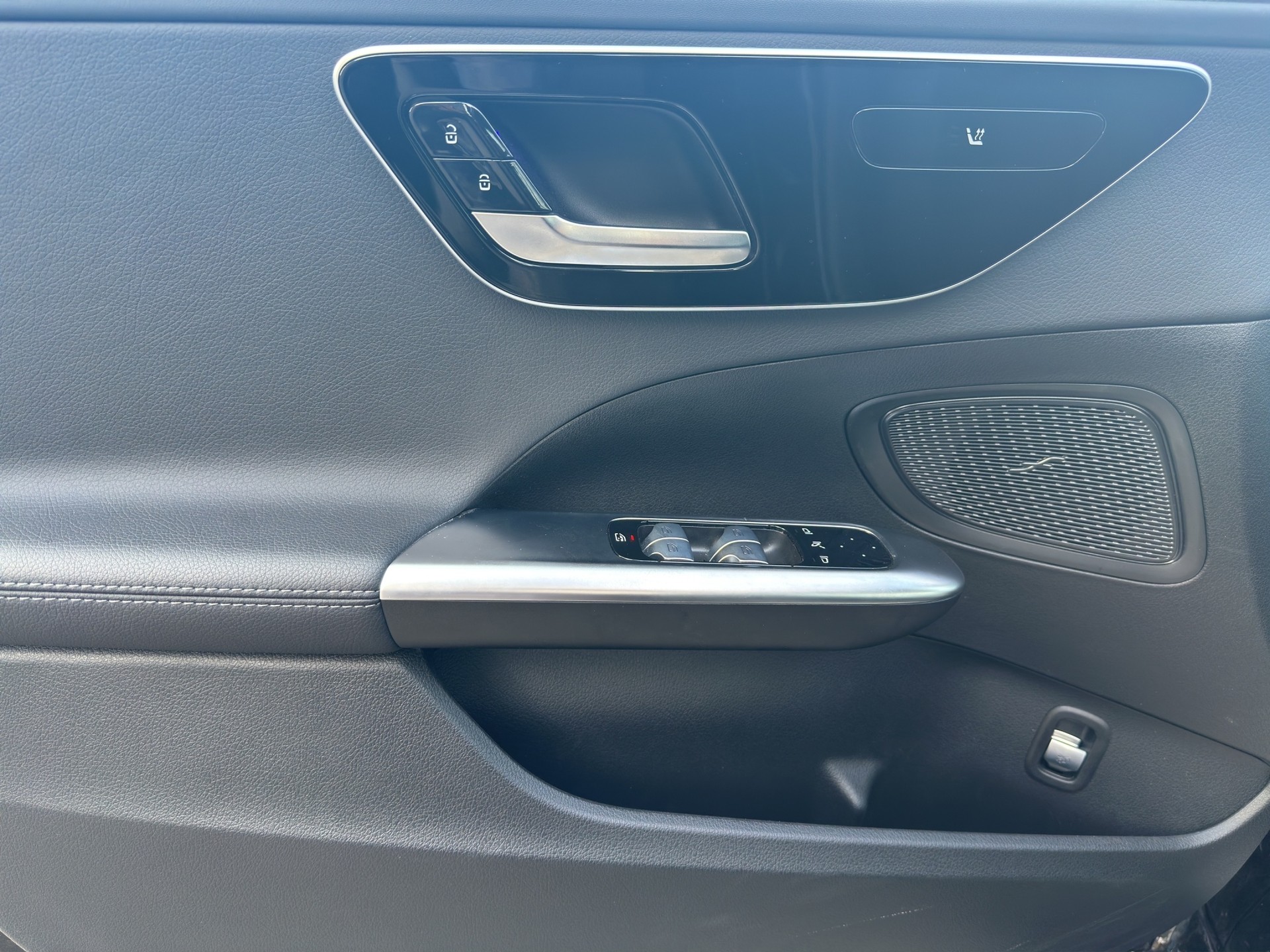 MERCEDES-BENZ C 300 d AMG Line-image-8