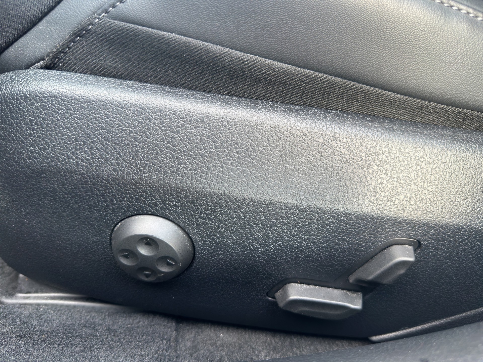 MERCEDES-BENZ C 300 d AMG Line-image-9
