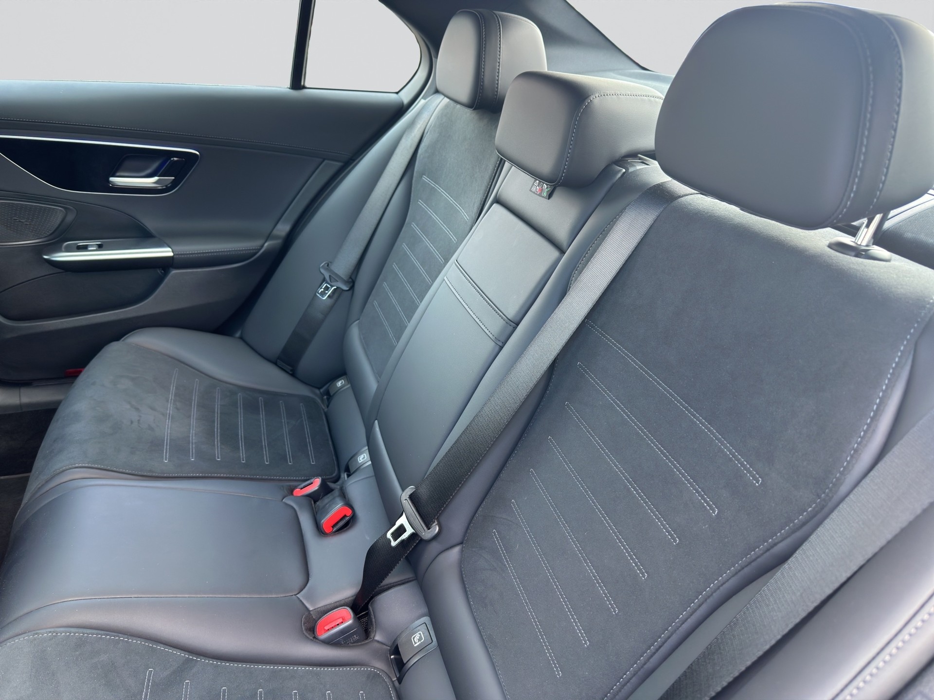 MERCEDES-BENZ C 300 d AMG Line-image-7