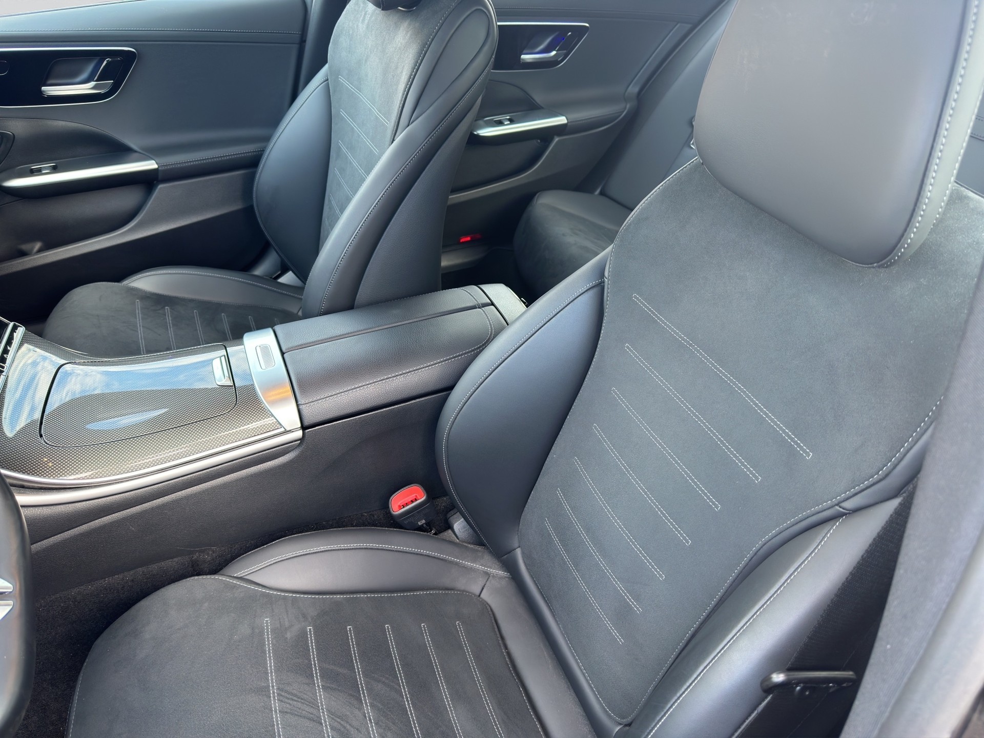 MERCEDES-BENZ C 300 d AMG Line-image-5