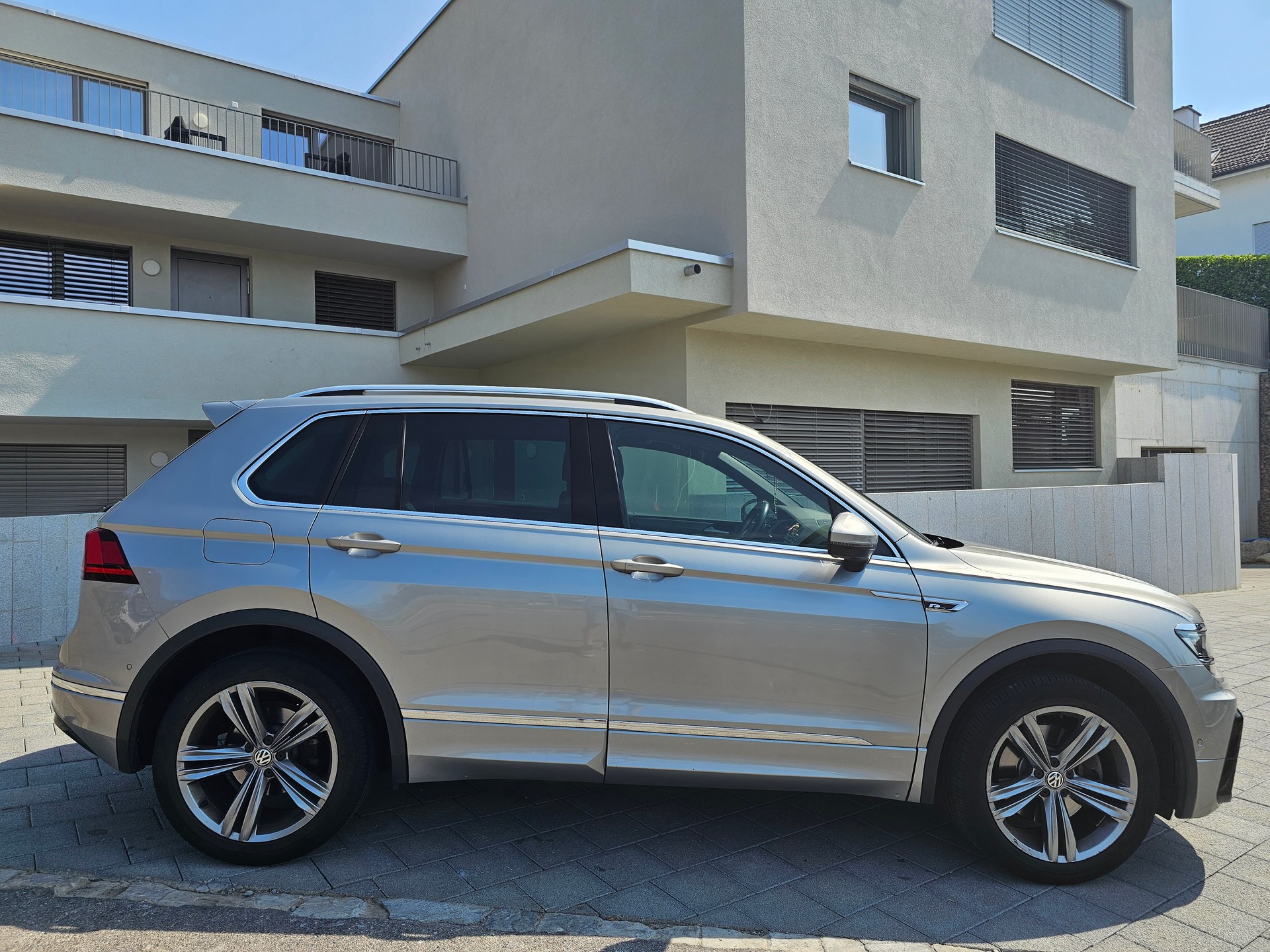VW TIGUAN 2.0 TSI Highline DSG - 8 fach bereift *ab MFK *r-line int. & ext. *swissline package-image-0