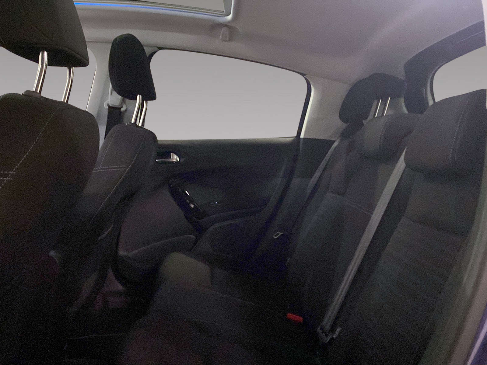 PEUGEOT 208 1.6 e-HDI Allure EGS-image-9