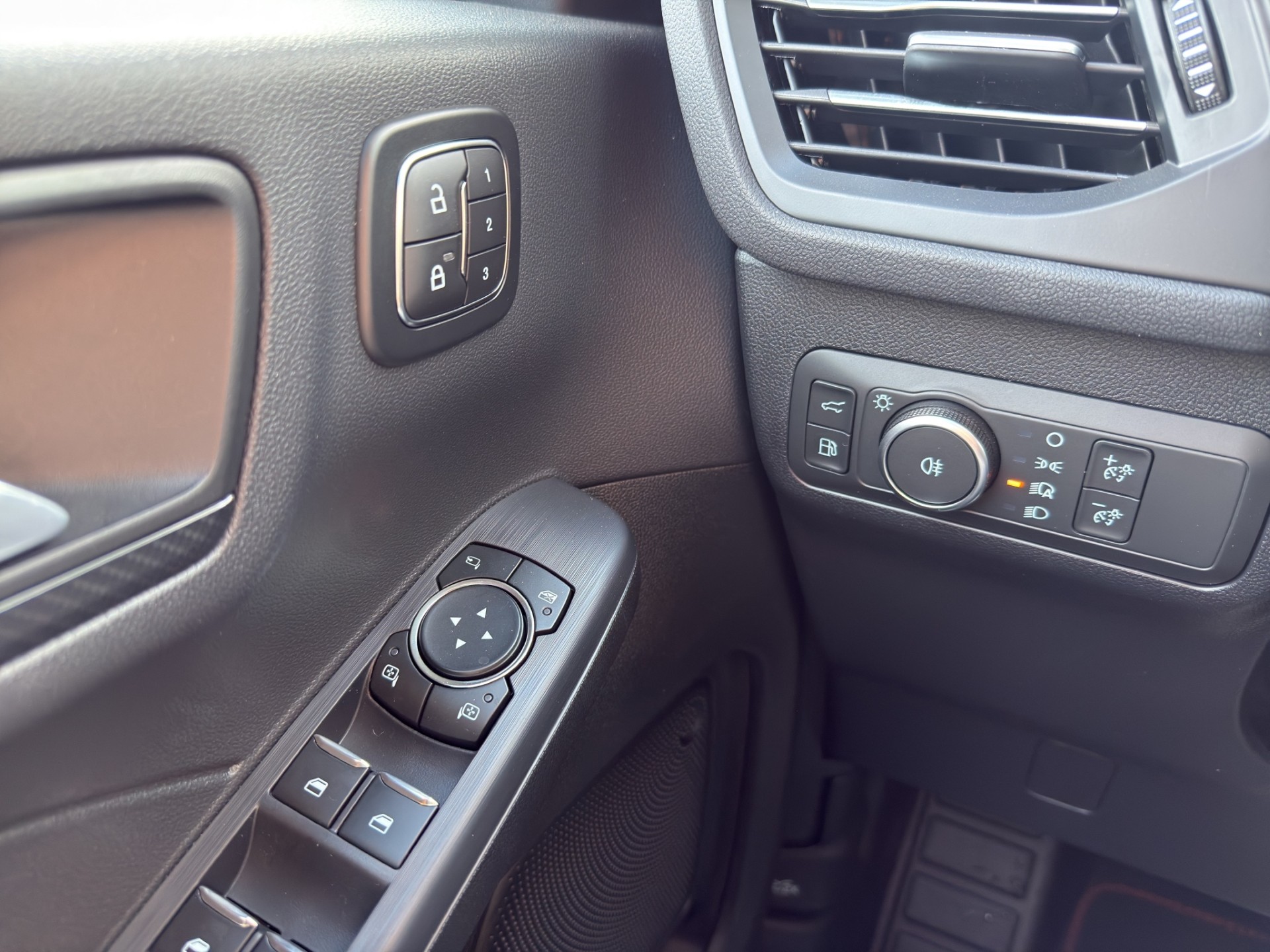 FORD Kuga 2.5 Plug-in Hybrid ST-Line X Black&White Ed.-image-7