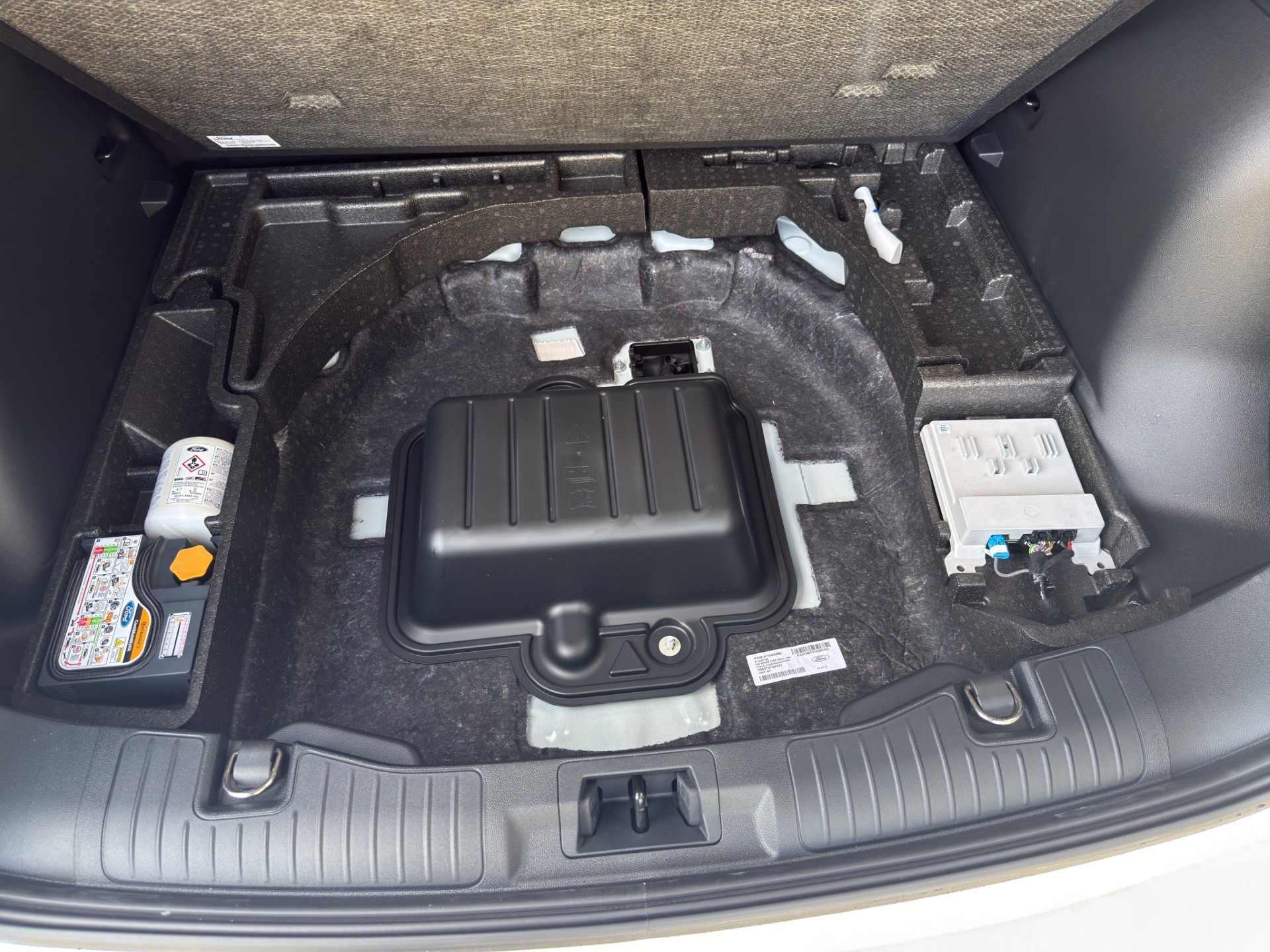 FORD Kuga 2.5 Plug-in Hybrid ST-Line X Black&White Ed.-image-15