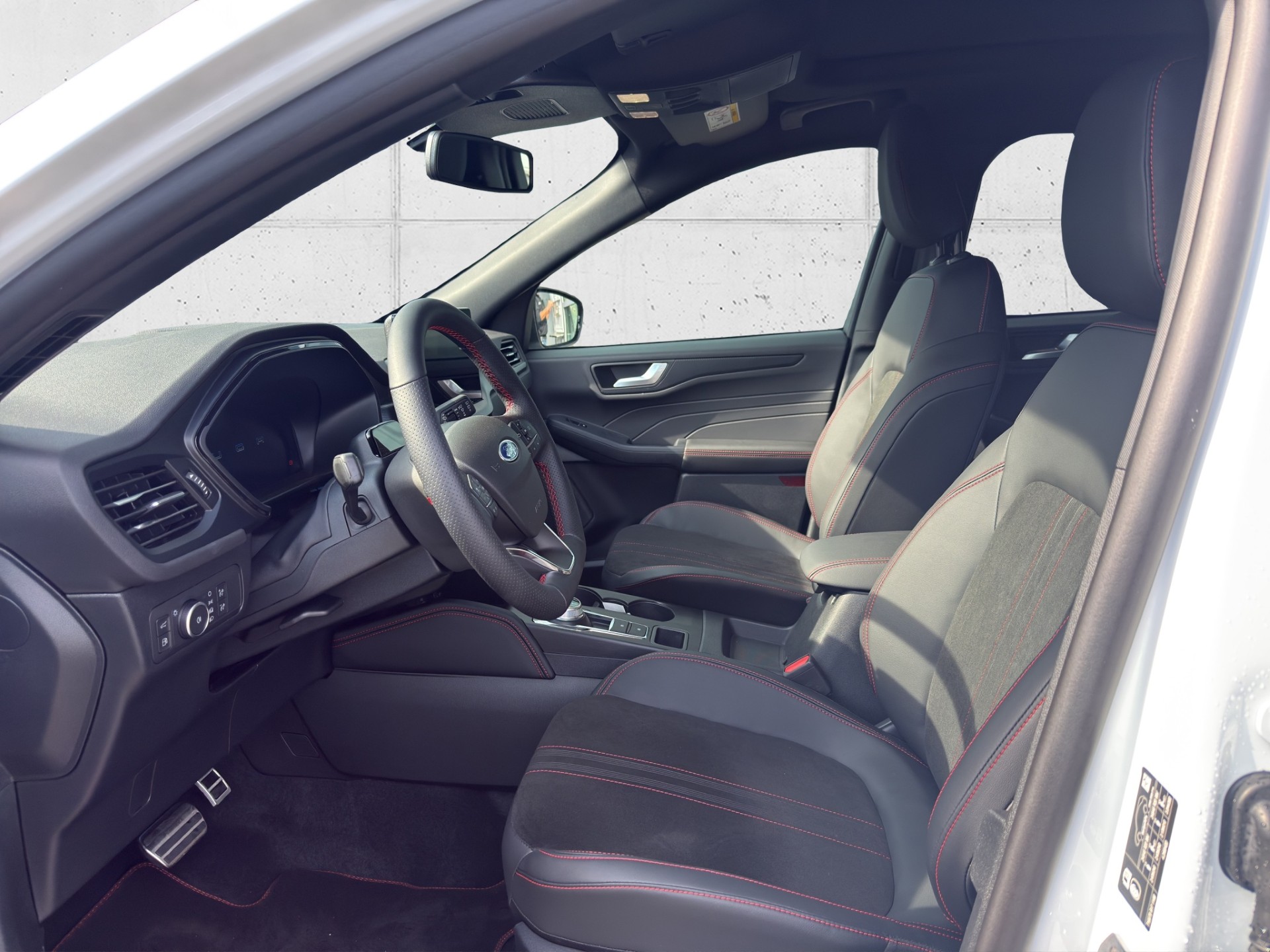 FORD Kuga 2.5 Plug-in Hybrid ST-Line X Black&White Ed.-image-5