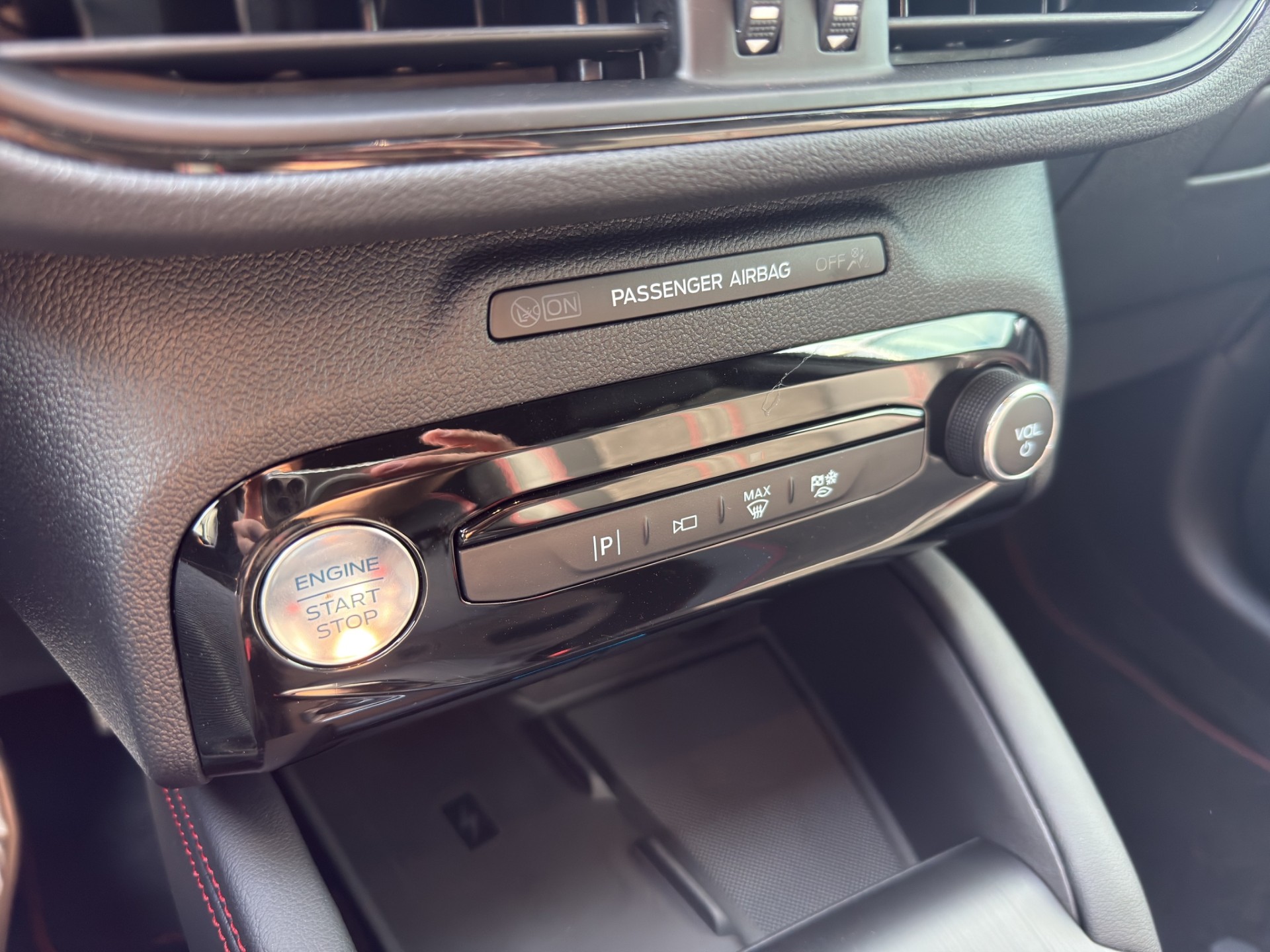 FORD Kuga 2.5 Plug-in Hybrid ST-Line X Black&White Ed.-image-9