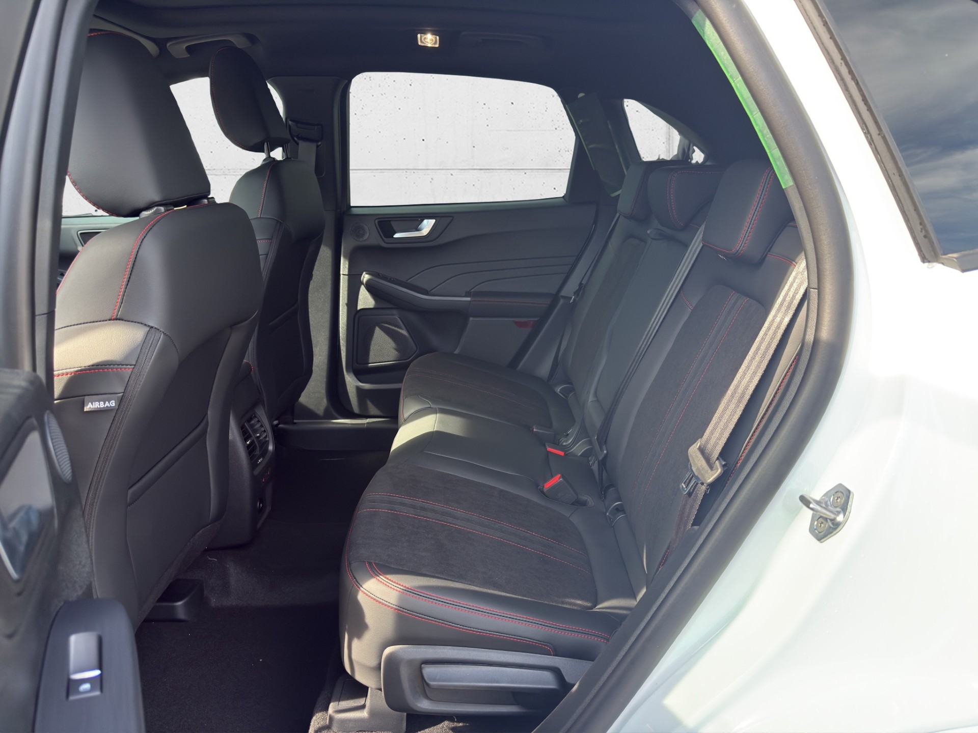 FORD Kuga 2.5 Plug-in Hybrid ST-Line X Black&White Ed.-image-12