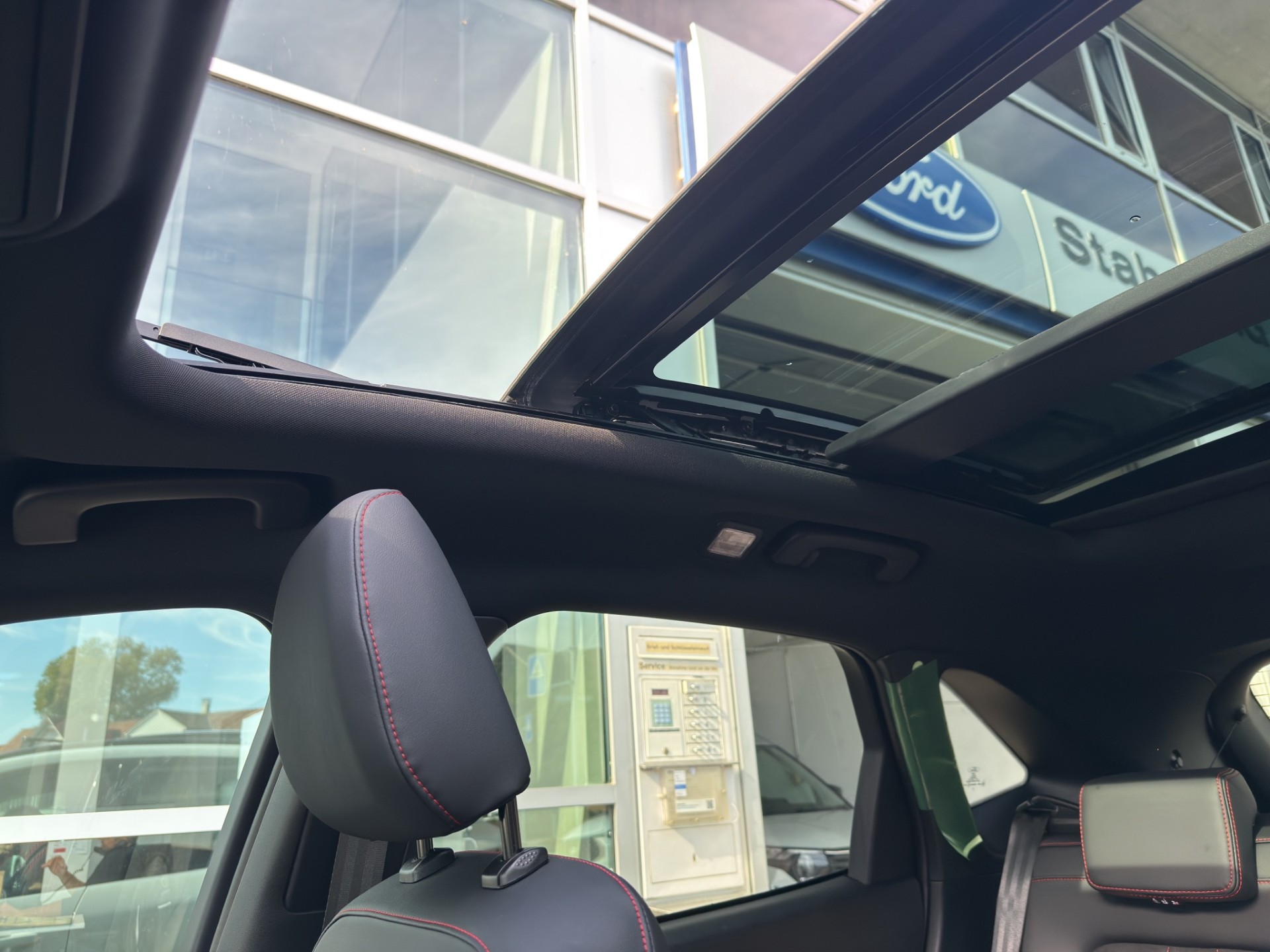 FORD Kuga 2.5 Plug-in Hybrid ST-Line X Black&White Ed.-image-11