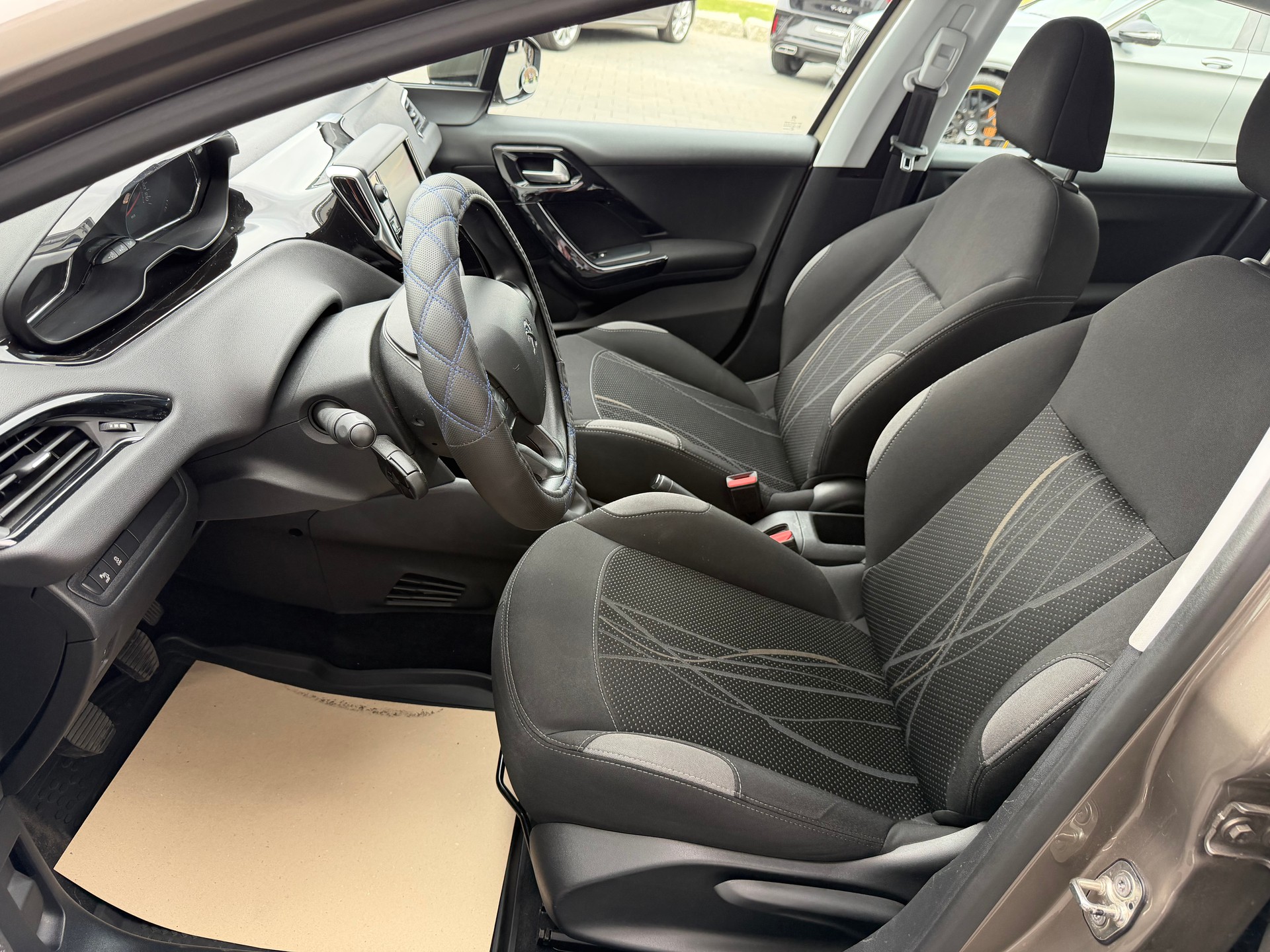 PEUGEOT 208 1.2 VTI Active-image-12