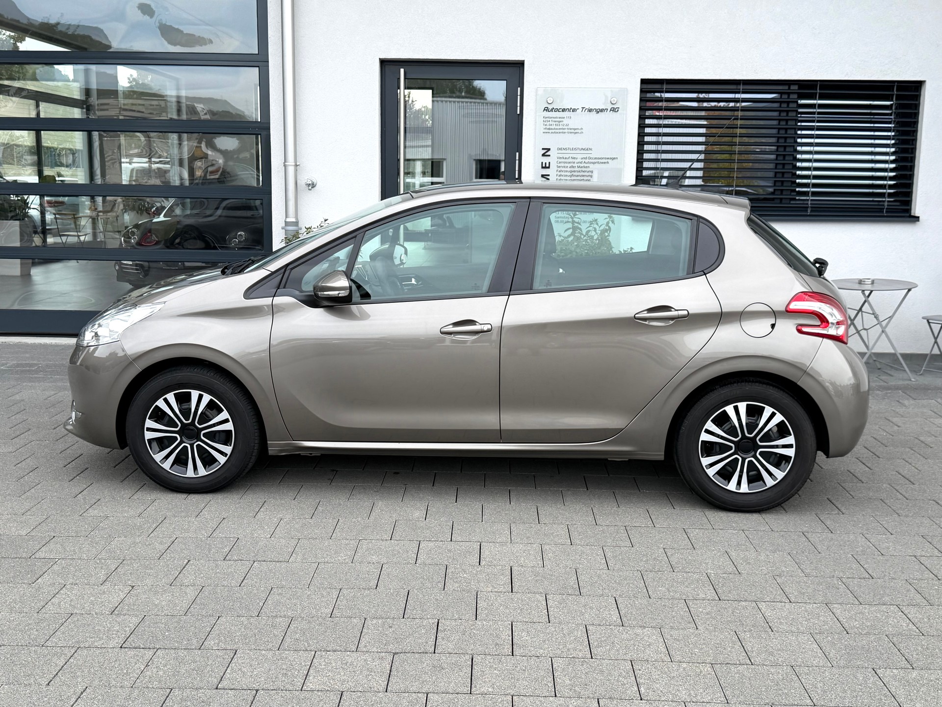 PEUGEOT 208 1.2 VTI Active-image-9