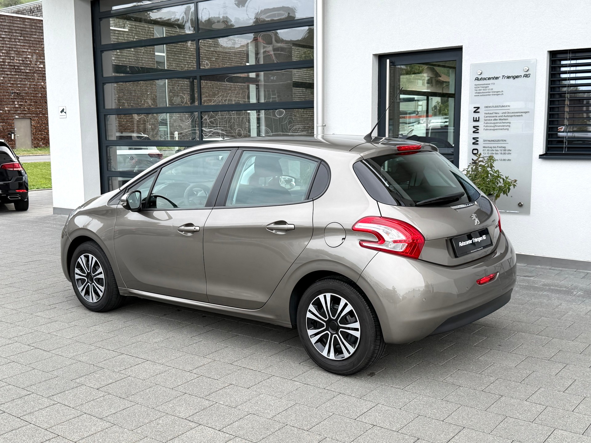 PEUGEOT 208 1.2 VTI Active-image-8