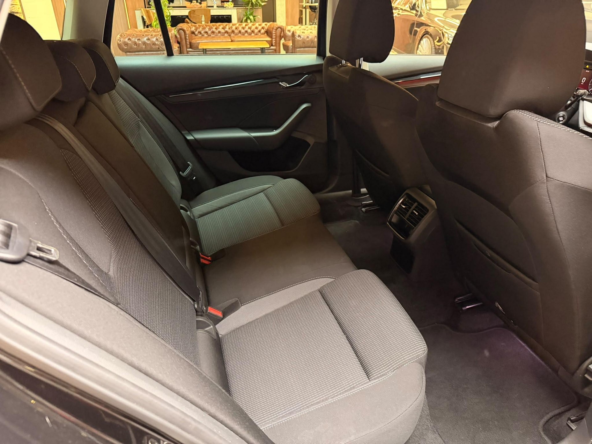 SKODA Octavia Combi 2.0 TDI Ambition 4x4 DSG-image-16