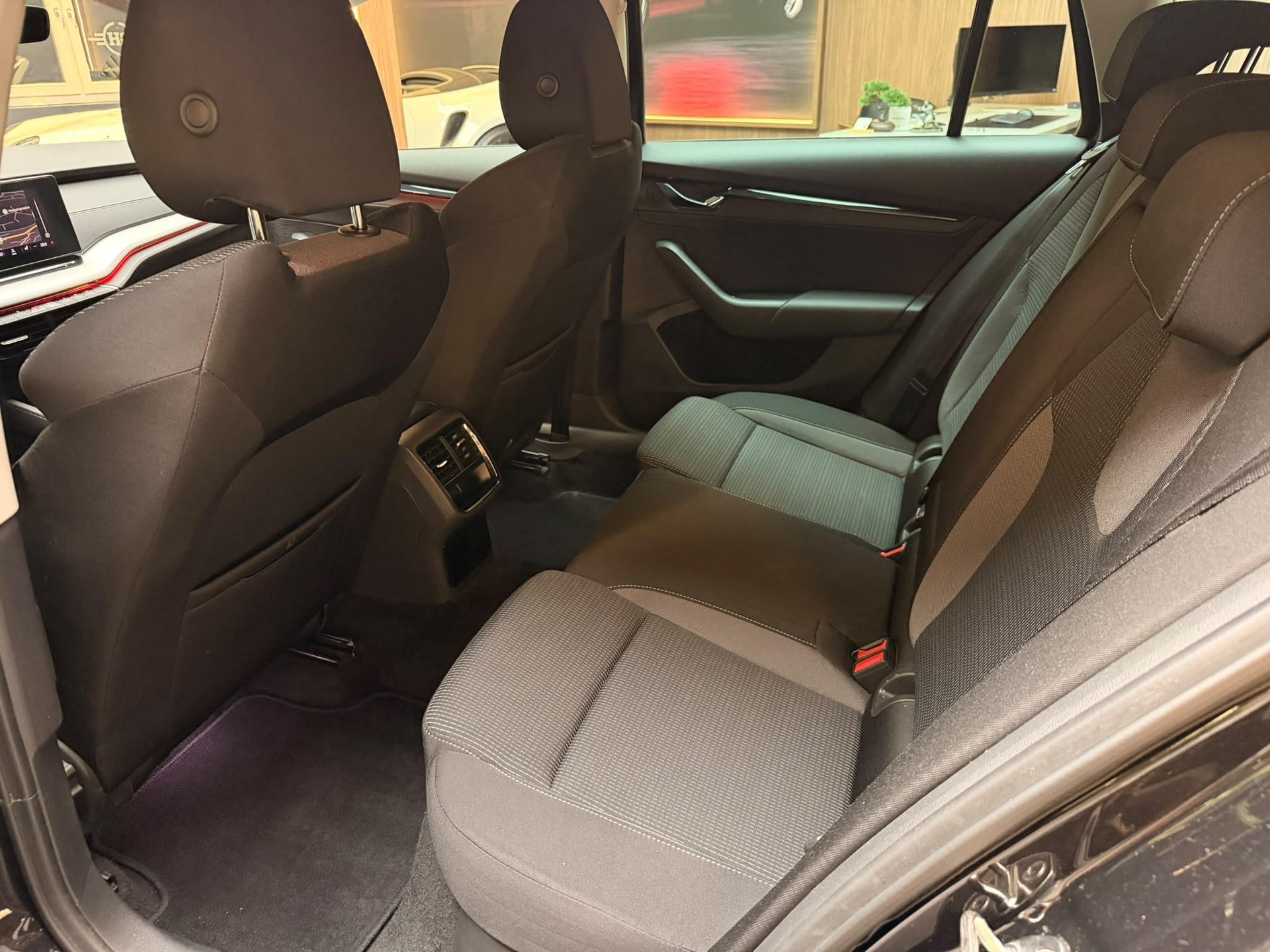 SKODA Octavia Combi 2.0 TDI Ambition 4x4 DSG-image-17