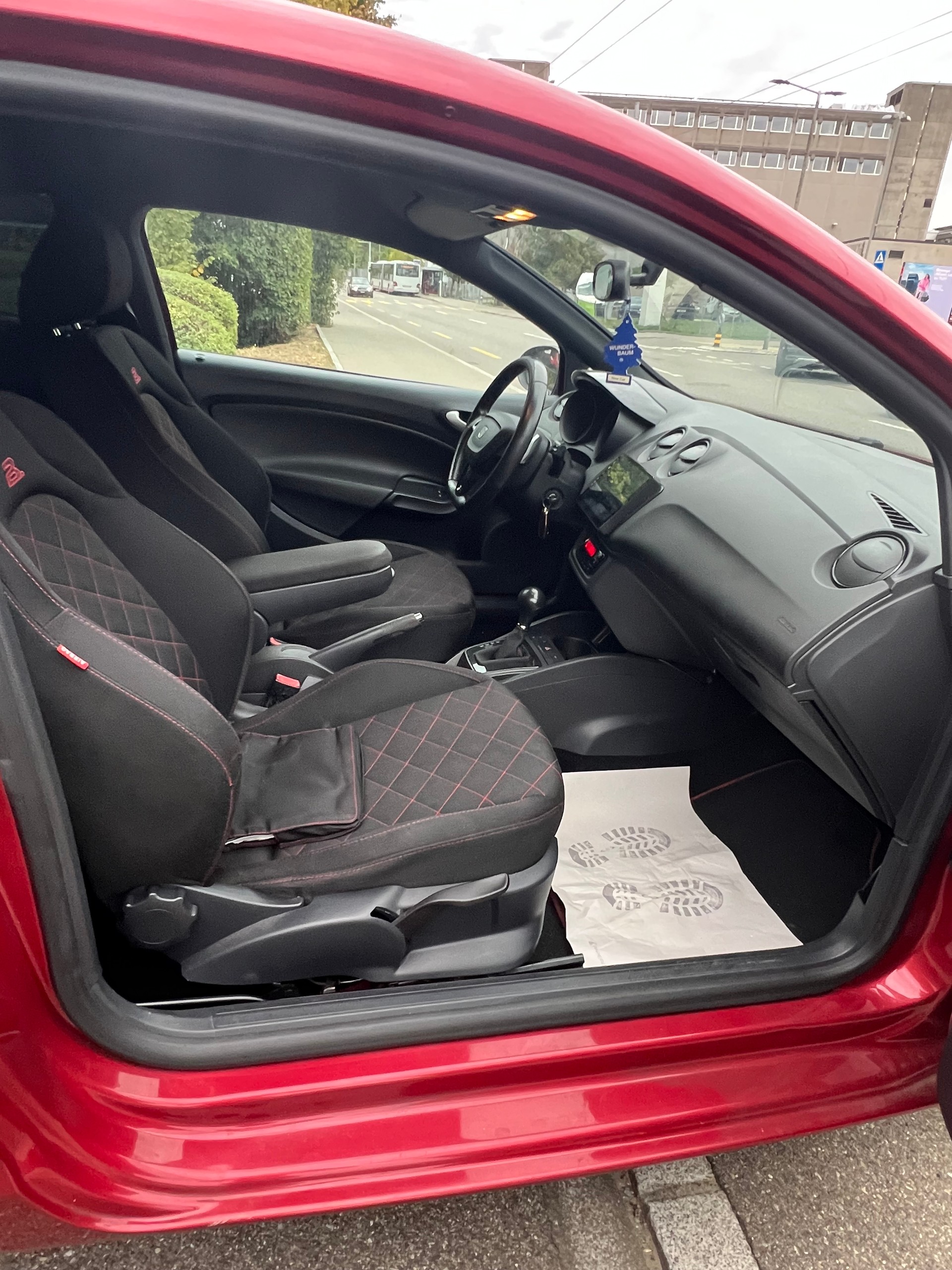 SEAT Ibiza SC 1.4 TSI Cupra DSG-image-15