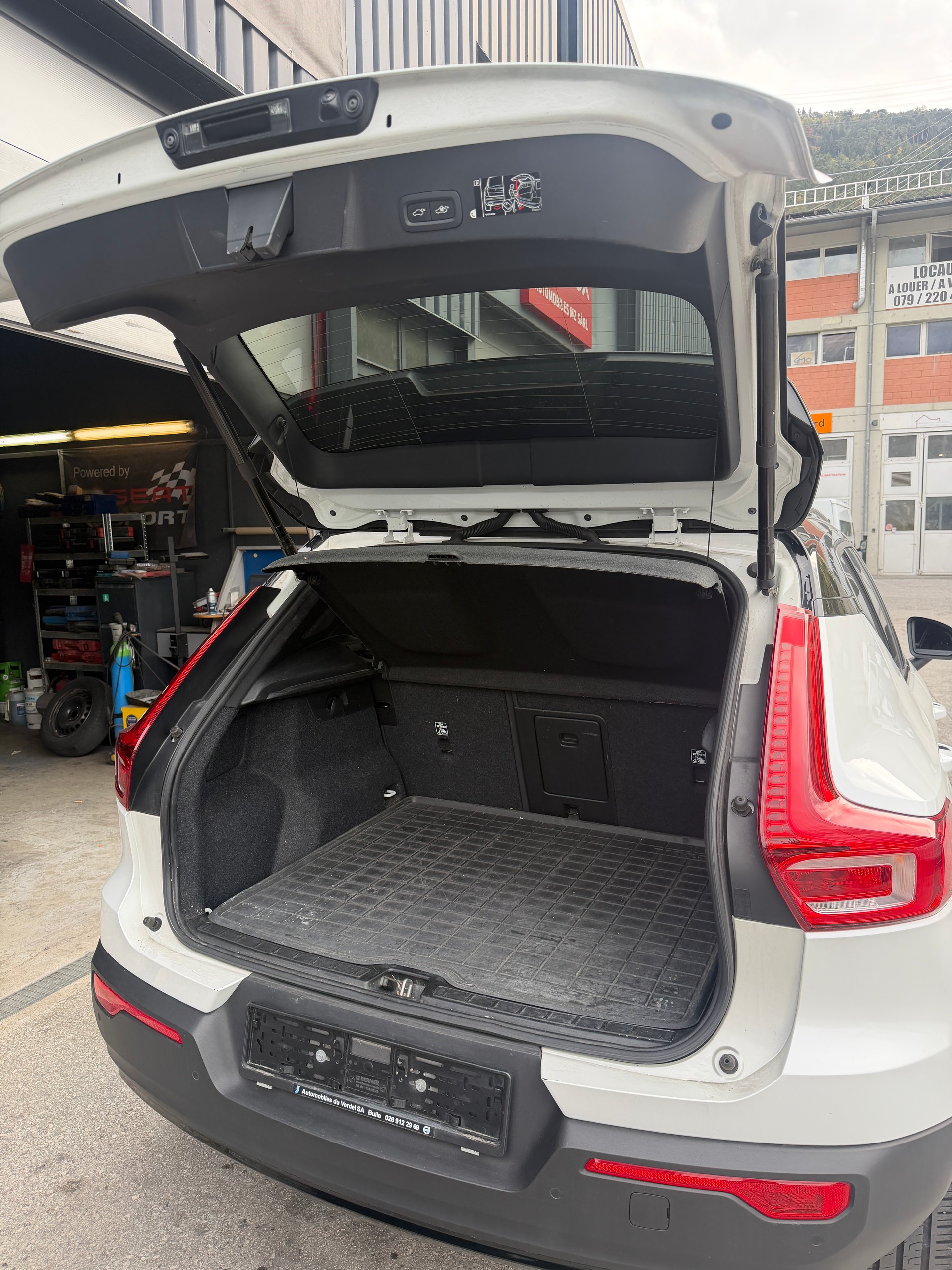 VOLVO XC40 B5 Benzin Mild Hybrid AWD R-Design Geartronic-image-7